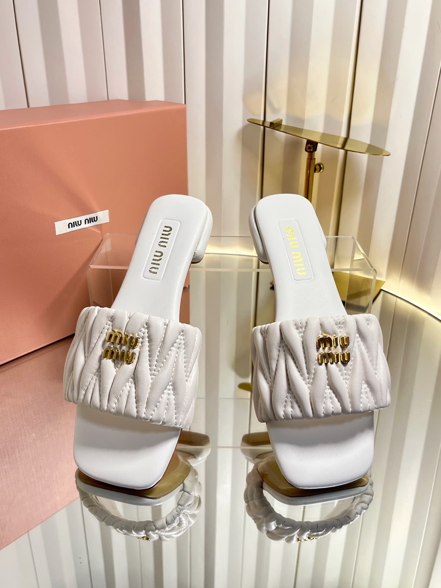 D10683 💰🍥❥miumiu Miumiu’s new style slippers — image 2