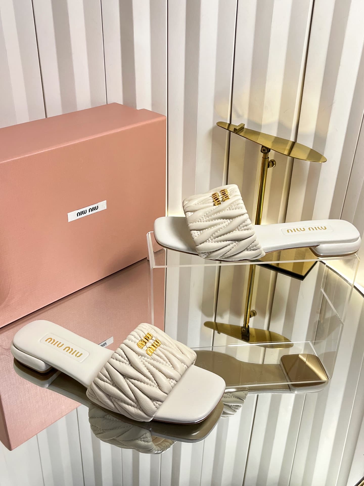 D10682 💰🍥❥miumiu Miumiu’s new style slippers — image 4