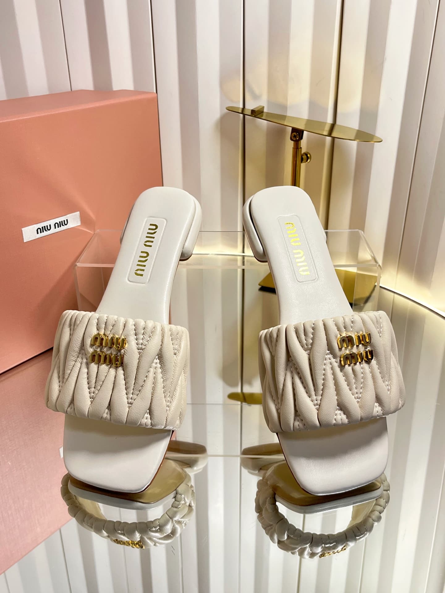 D10682 💰🍥❥miumiu Miumiu’s new style slippers — image 2
