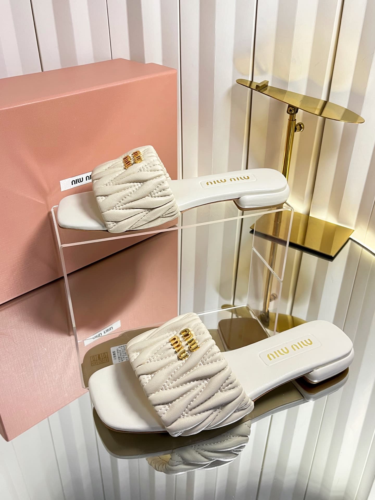 D10682 💰🍥❥miumiu Miumiu’s new style slippers — image 3