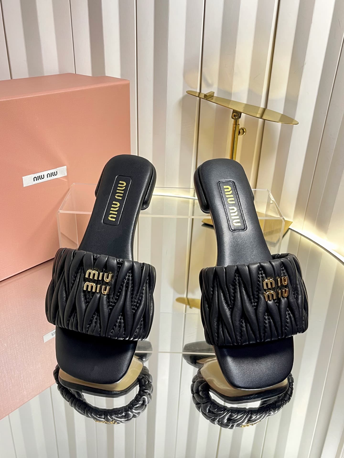 D10680 💰🍥❥miumiu Miumiu’s new style slippers — image 2