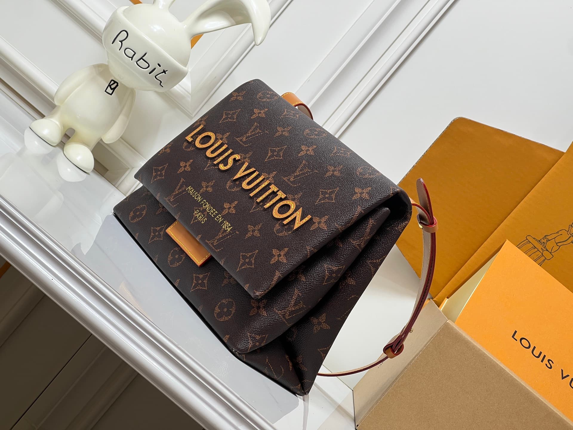 C5331 💰M28113 – Classic style; M28112 – Orange color; top-quality original items. As part of the LV Packaging collection, this Take Out postman bag is made of leather, with a Monogram pattern on the body, and a prominent LOUIS VUITTON embroidery logo on t — image 3