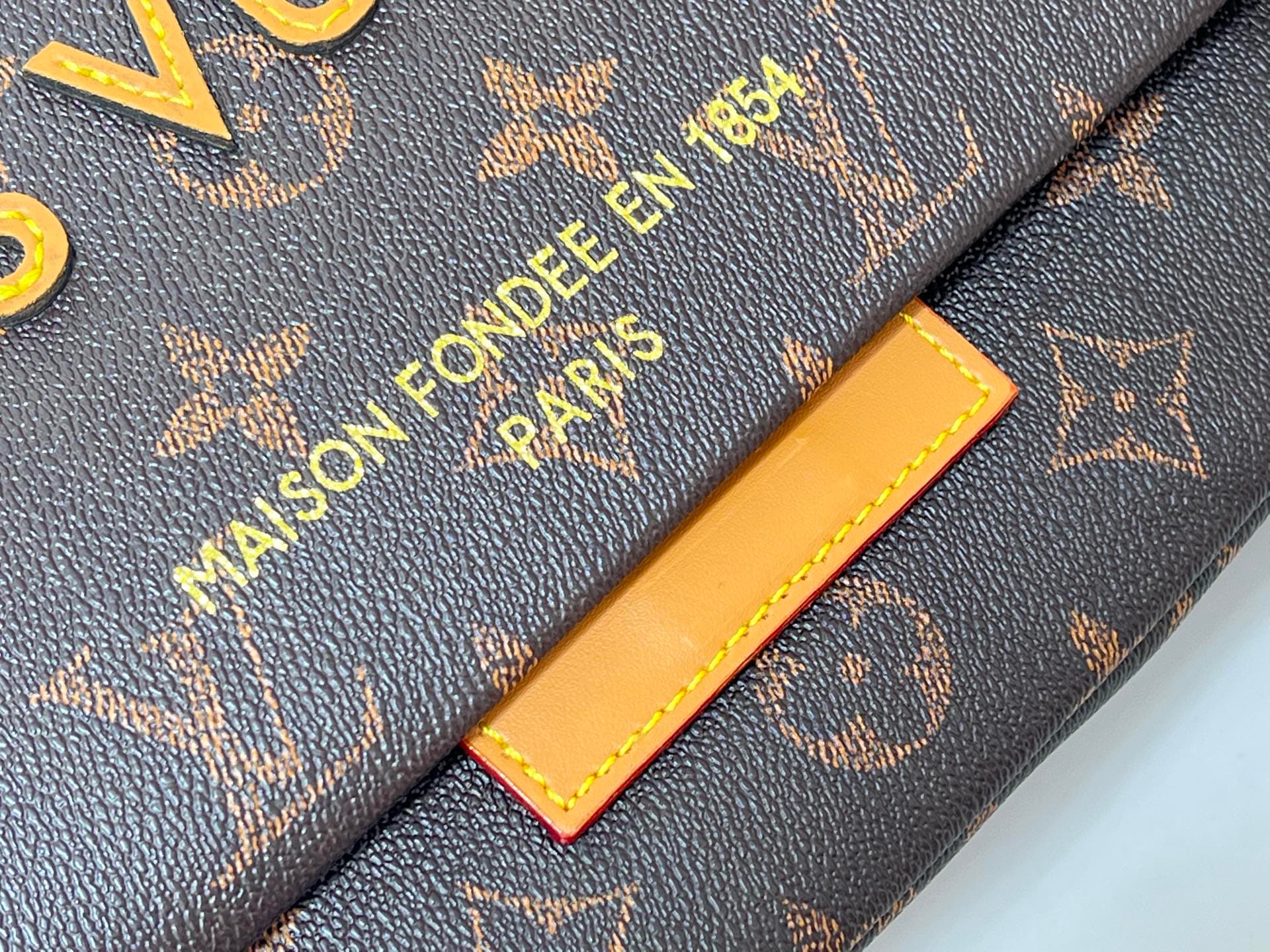 C5331 💰M28113 – Classic style; M28112 – Orange color; top-quality original items. As part of the LV Packaging collection, this Take Out postman bag is made of leather, with a Monogram pattern on the body, and a prominent LOUIS VUITTON embroidery logo on t — image 4
