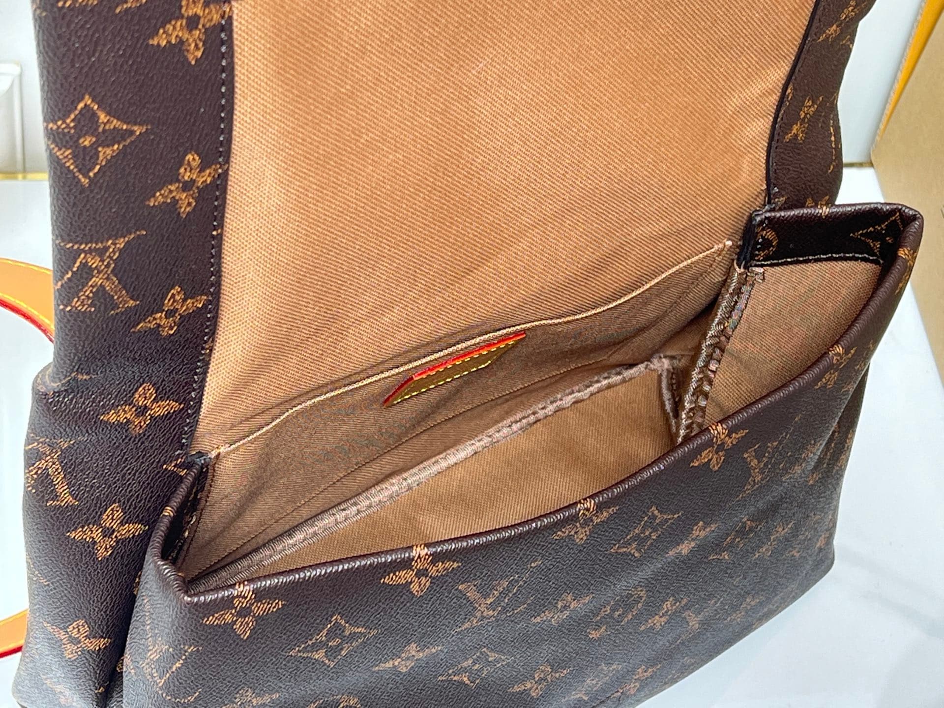 C5331 💰M28113 – Classic style; M28112 – Orange color; top-quality original items. As part of the LV Packaging collection, this Take Out postman bag is made of leather, with a Monogram pattern on the body, and a prominent LOUIS VUITTON embroidery logo on t — image 8