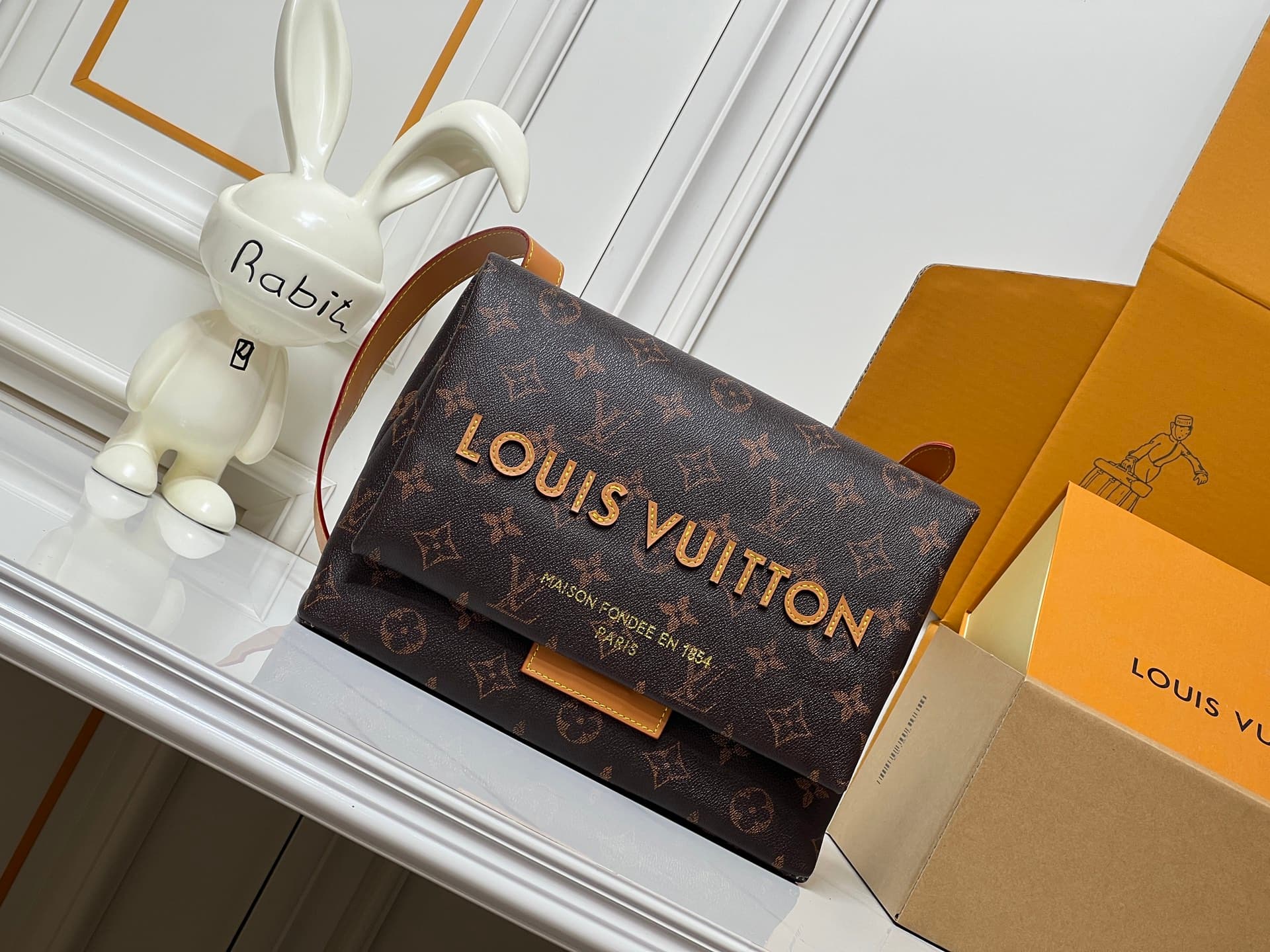 C5331 💰M28113 – Classic style; M28112 – Orange color; top-quality original items. As part of the LV Packaging collection, this Take Out postman bag is made of leather, with a Monogram pattern on the body, and a prominent LOUIS VUITTON embroidery logo on t — image 5