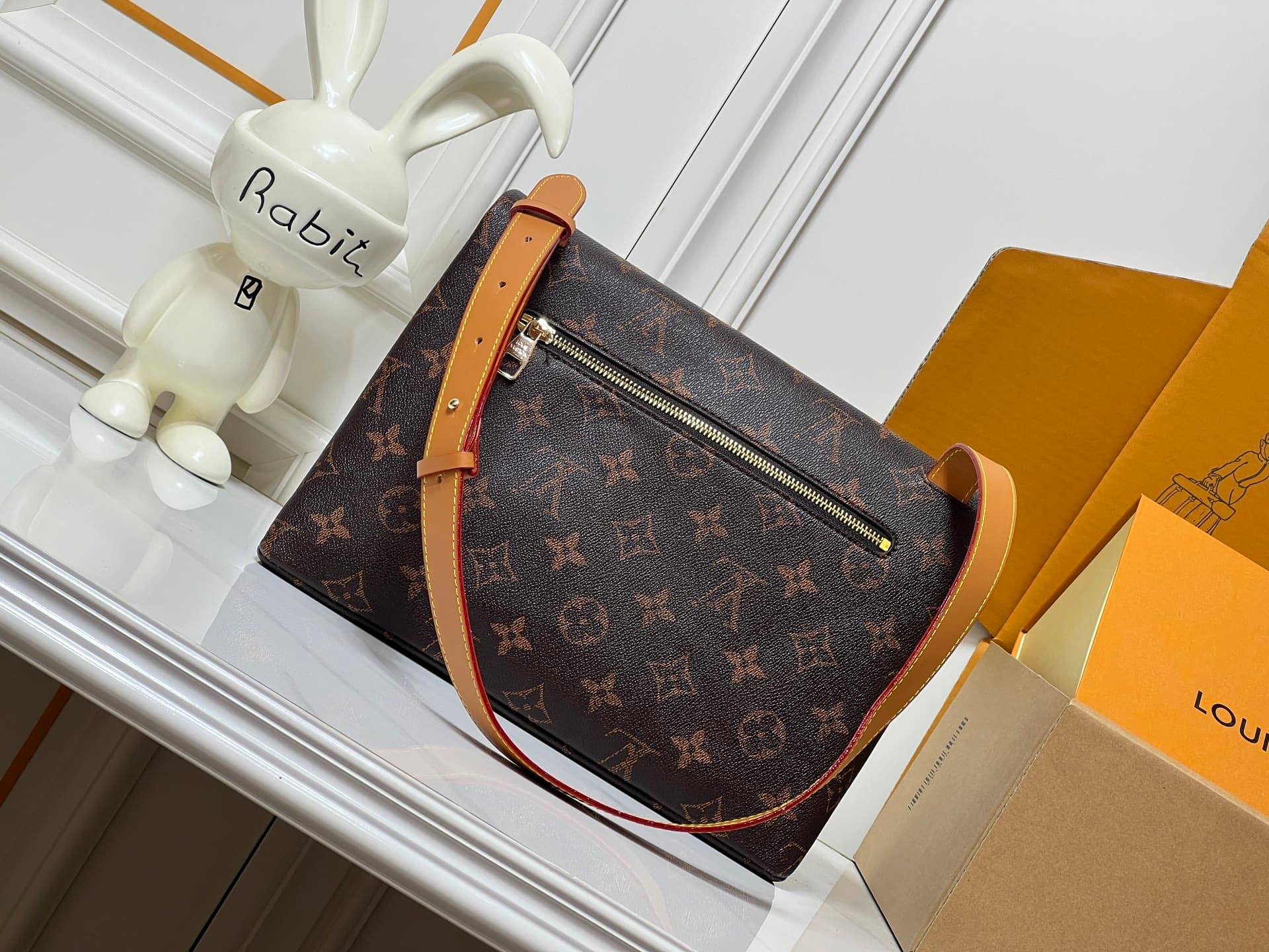 C5331 💰M28113 – Classic style; M28112 – Orange color; top-quality original items. As part of the LV Packaging collection, this Take Out postman bag is made of leather, with a Monogram pattern on the body, and a prominent LOUIS VUITTON embroidery logo on t — image 6