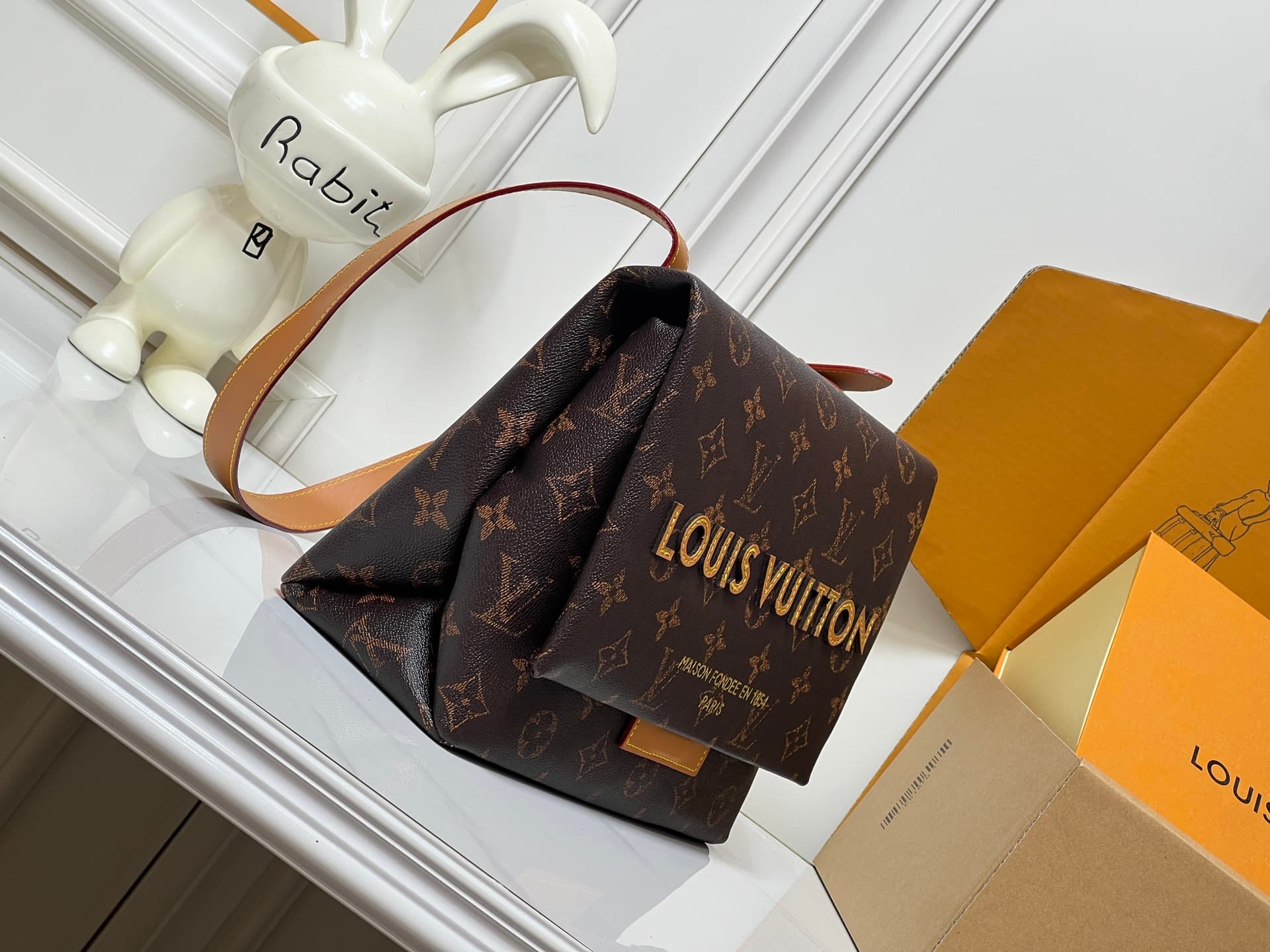 C5331 💰M28113 – Classic style; M28112 – Orange color; top-quality original items. As part of the LV Packaging collection, this Take Out postman bag is made of leather, with a Monogram pattern on the body, and a prominent LOUIS VUITTON embroidery logo on t — image 2