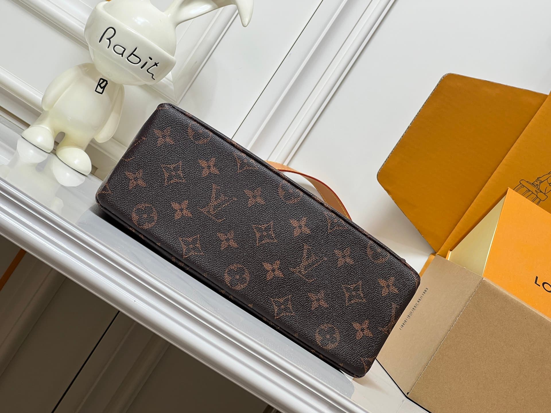C5331 💰M28113 – Classic style; M28112 – Orange color; top-quality original items. As part of the LV Packaging collection, this Take Out postman bag is made of leather, with a Monogram pattern on the body, and a prominent LOUIS VUITTON embroidery logo on t — image 7