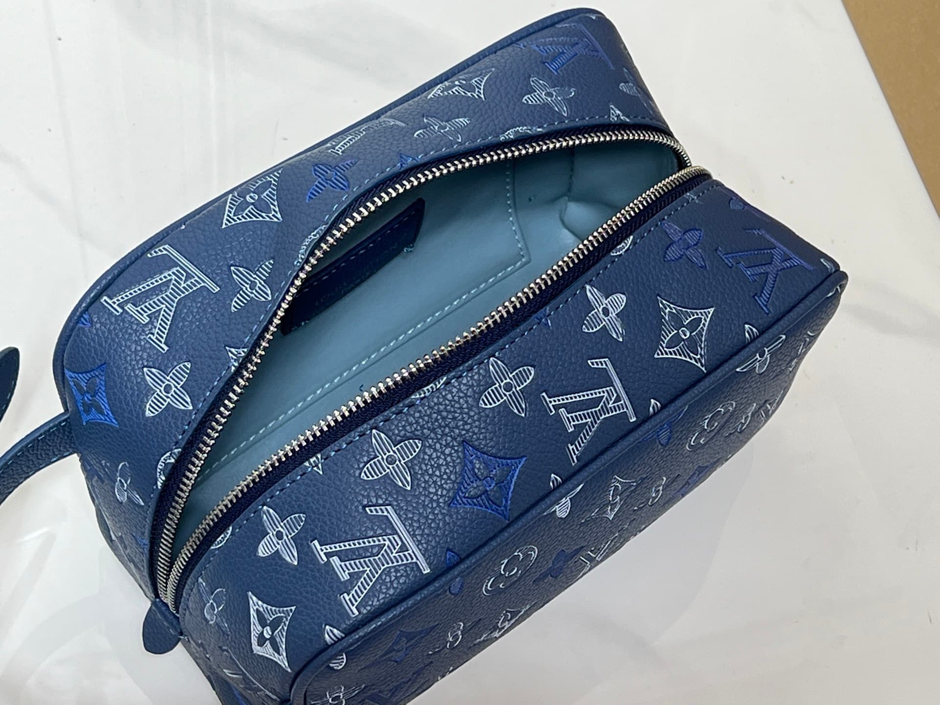 C5329 💰 High-end product‼️ New model “Louis Vuitton” LV toiletry bag 💼 Louis Vuitton toiletry bag, men’s handbag M28835 LOUIS VUITTON Dopp Kit. Classic monogram zipper with adjustable handle, Monogram Shadow calfskin material. Unisex design for couples, n — image 8