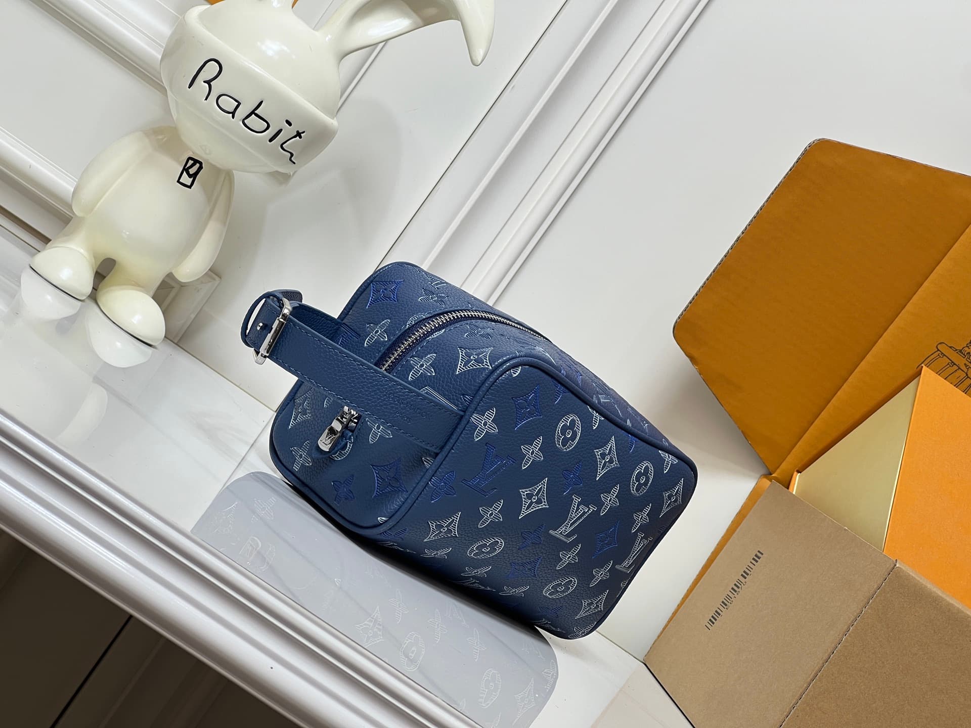 C5329 💰 High-end product‼️ New model “Louis Vuitton” LV toiletry bag 💼 Louis Vuitton toiletry bag, men’s handbag M28835 LOUIS VUITTON Dopp Kit. Classic monogram zipper with adjustable handle, Monogram Shadow calfskin material. Unisex design for couples, n — image 2