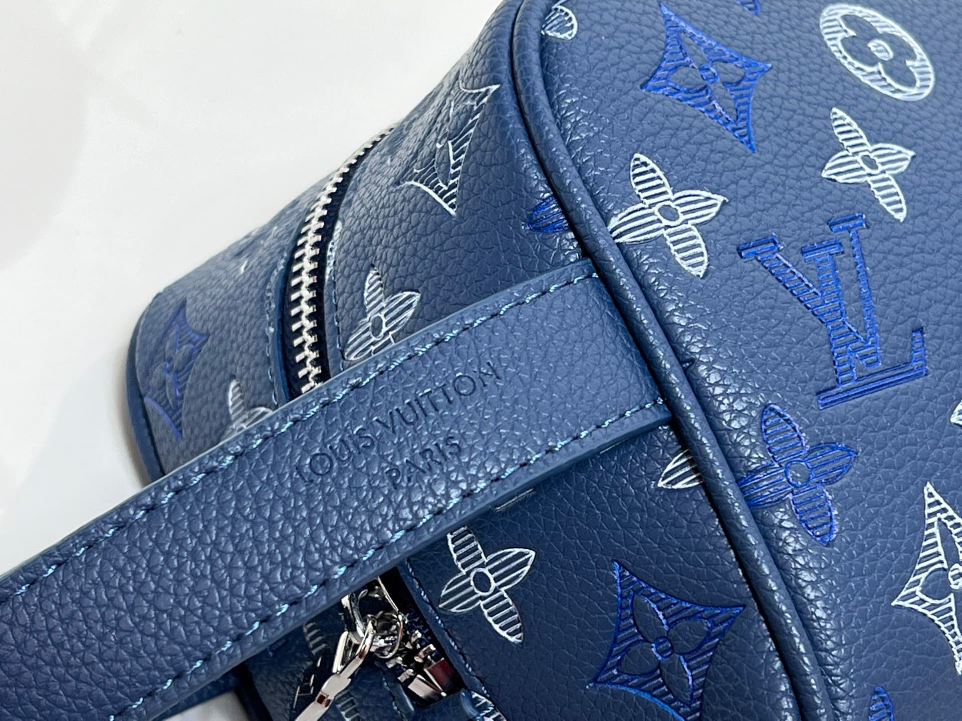 C5329 💰 High-end product‼️ New model “Louis Vuitton” LV toiletry bag 💼 Louis Vuitton toiletry bag, men’s handbag M28835 LOUIS VUITTON Dopp Kit. Classic monogram zipper with adjustable handle, Monogram Shadow calfskin material. Unisex design for couples, n — image 7
