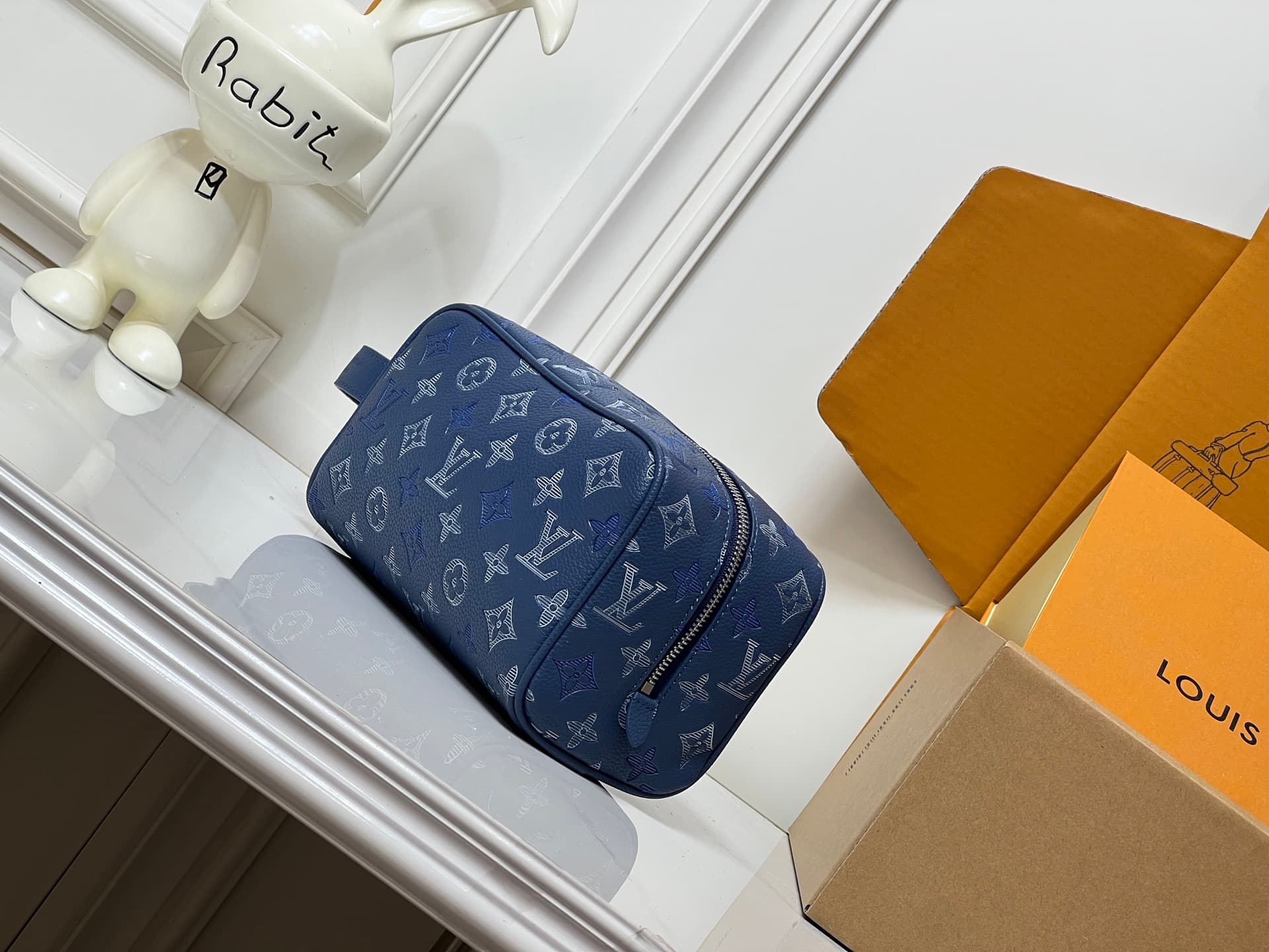 C5329 💰 High-end product‼️ New model “Louis Vuitton” LV toiletry bag 💼 Louis Vuitton toiletry bag, men’s handbag M28835 LOUIS VUITTON Dopp Kit. Classic monogram zipper with adjustable handle, Monogram Shadow calfskin material. Unisex design for couples, n — image 3