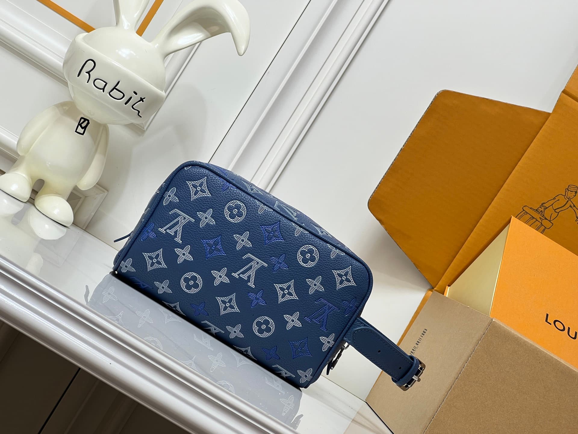 C5329 💰 High-end product‼️ New model “Louis Vuitton” LV toiletry bag 💼 Louis Vuitton toiletry bag, men’s handbag M28835 LOUIS VUITTON Dopp Kit. Classic monogram zipper with adjustable handle, Monogram Shadow calfskin material. Unisex design for couples, n — image 4