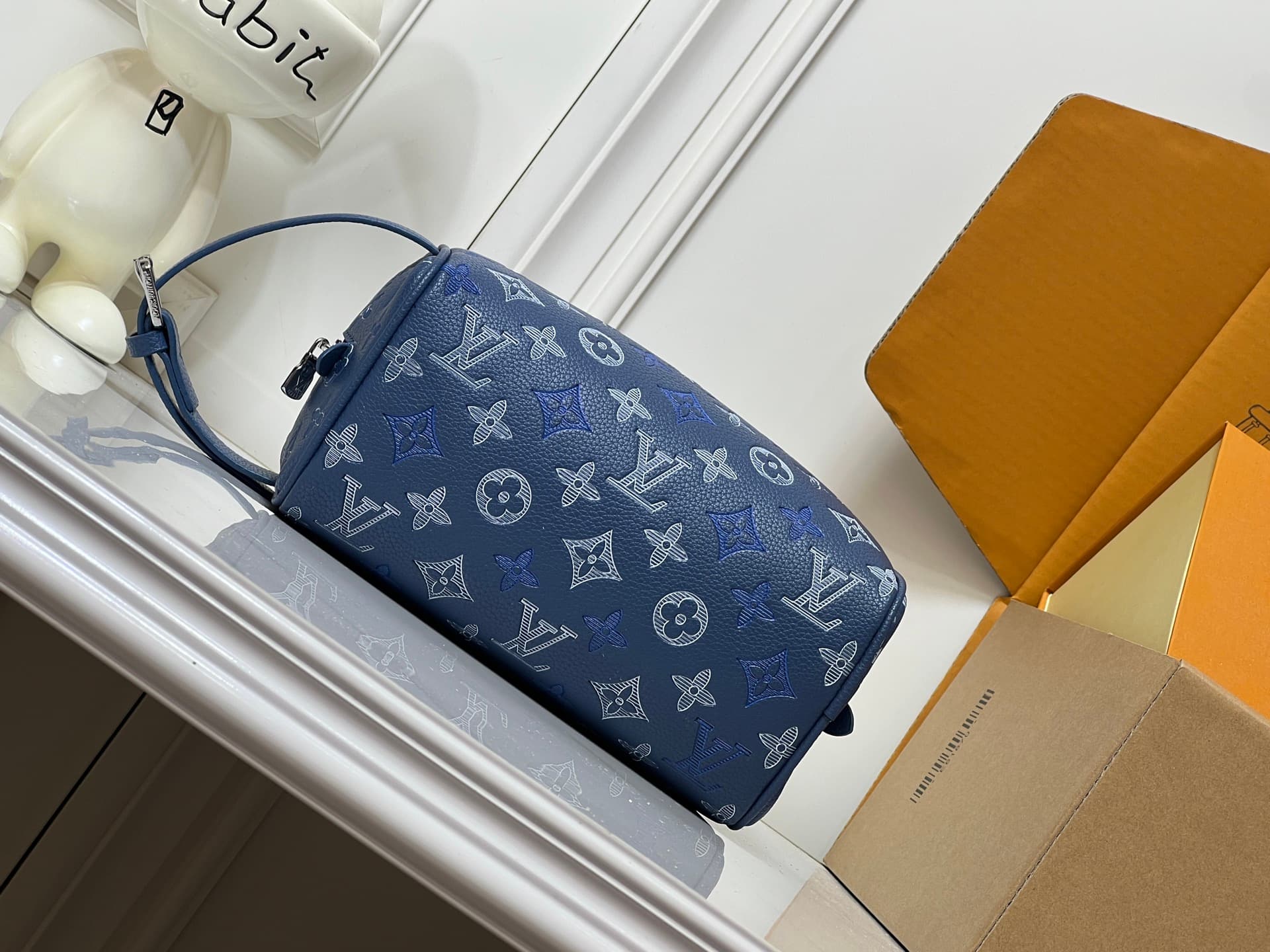 C5329 💰 High-end product‼️ New model “Louis Vuitton” LV toiletry bag 💼 Louis Vuitton toiletry bag, men’s handbag M28835 LOUIS VUITTON Dopp Kit. Classic monogram zipper with adjustable handle, Monogram Shadow calfskin material. Unisex design for couples, n — image 5