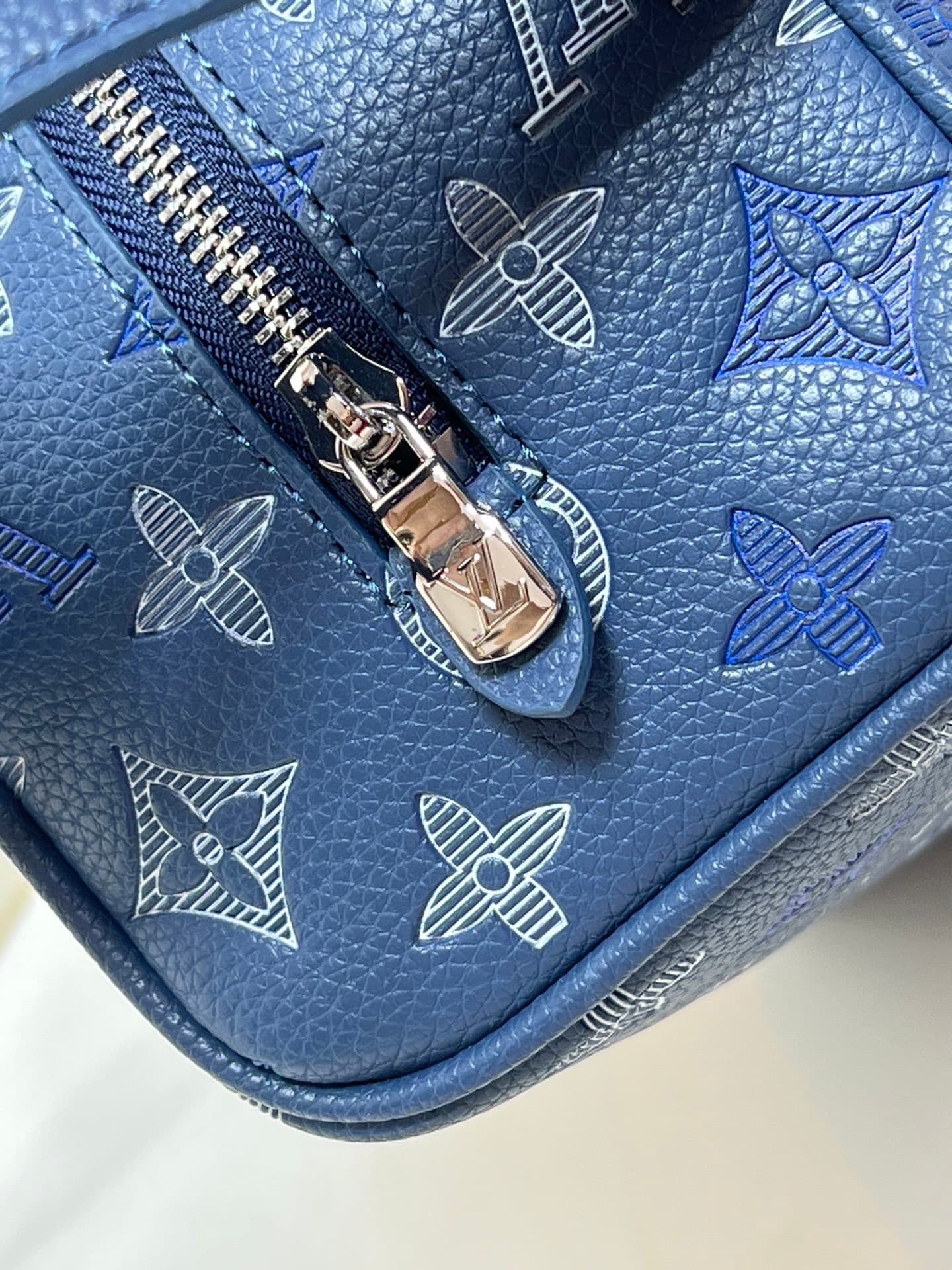 C5329 💰 High-end product‼️ New model “Louis Vuitton” LV toiletry bag 💼 Louis Vuitton toiletry bag, men’s handbag M28835 LOUIS VUITTON Dopp Kit. Classic monogram zipper with adjustable handle, Monogram Shadow calfskin material. Unisex design for couples, n — image 6