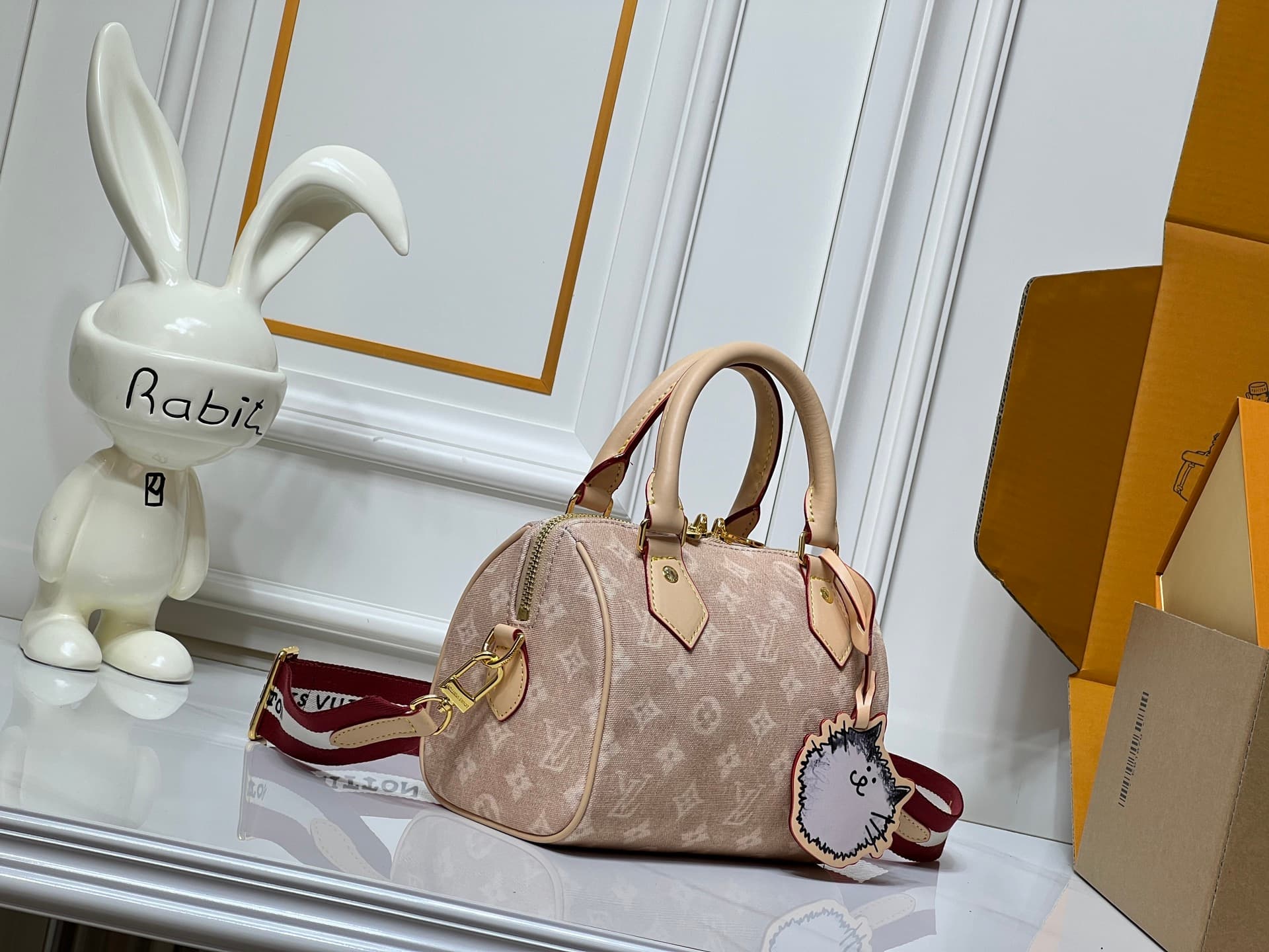 C5339 💰M15151 M46234 Apricot rice-colored cat. This Speedy 20 Bandouliere handbag is made of Meowgram canvas, and it’s a standout piece. — image 2