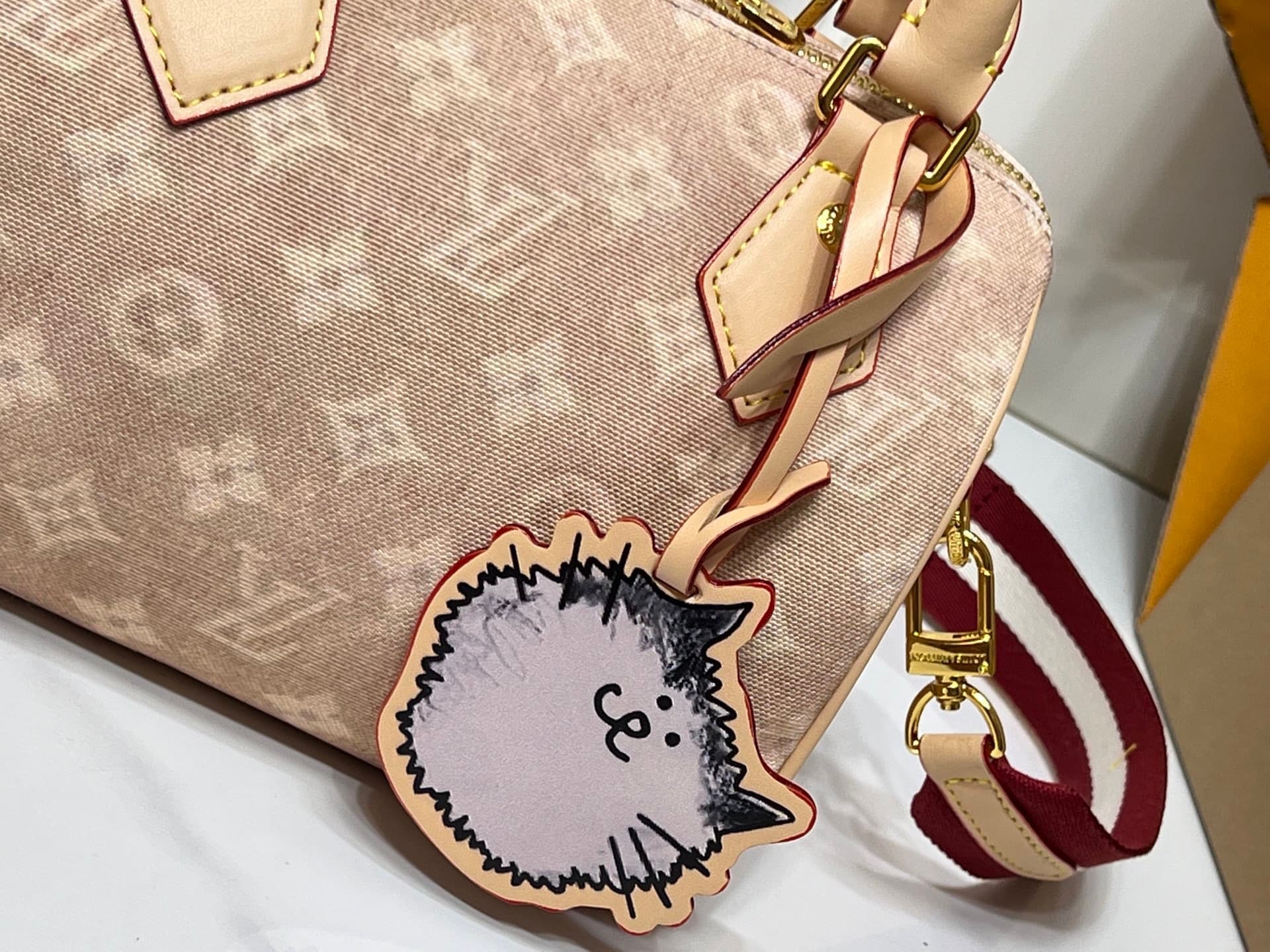 C5339 💰M15151 M46234 Apricot rice-colored cat. This Speedy 20 Bandouliere handbag is made of Meowgram canvas, and it’s a standout piece. — image 4