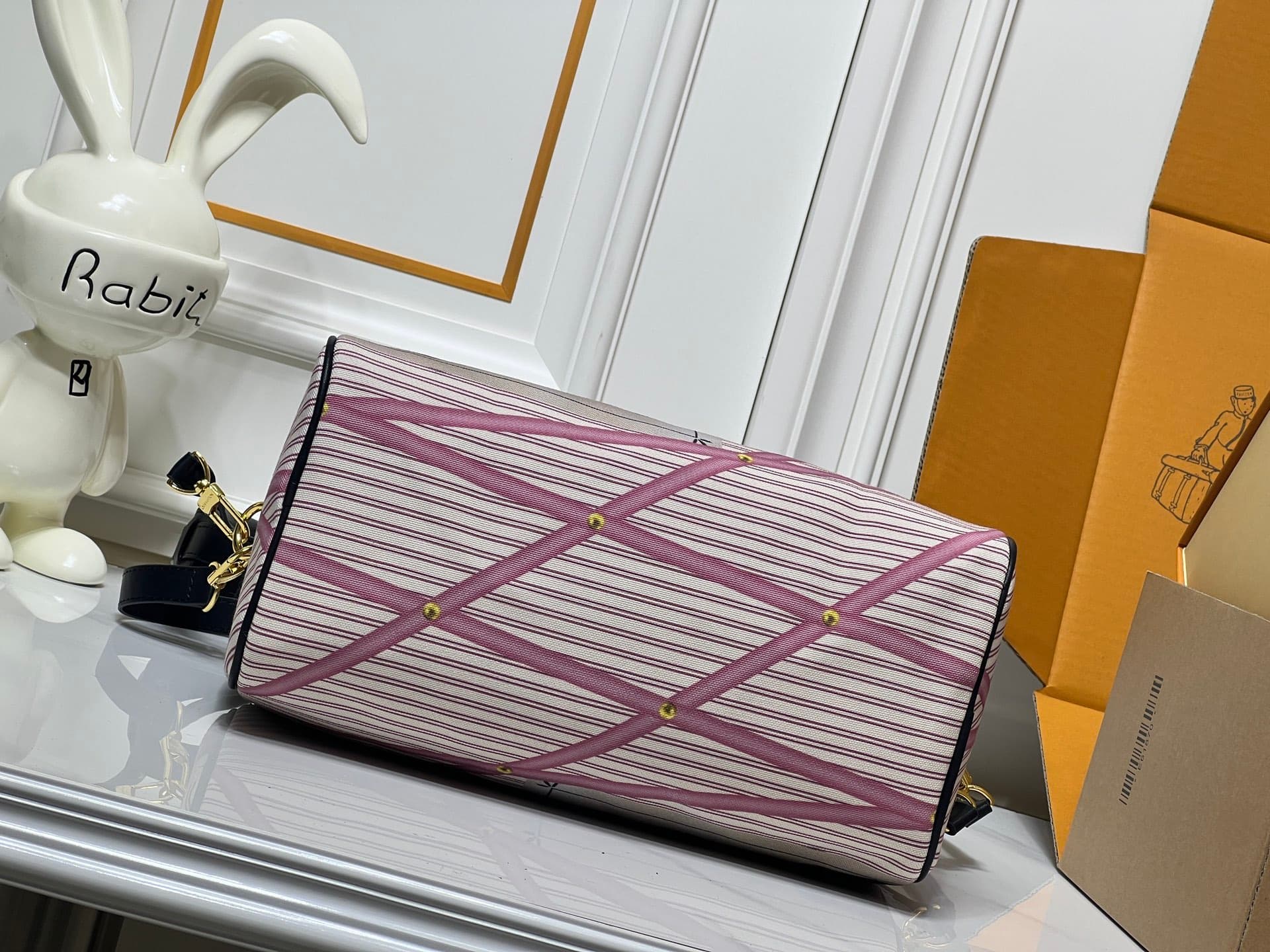 C5336 💰M18076 M15159 M25766 M13344 Fashionable model. This Speedy Soft 30 is from LV Travels With Grace Coddlington line. — image 7