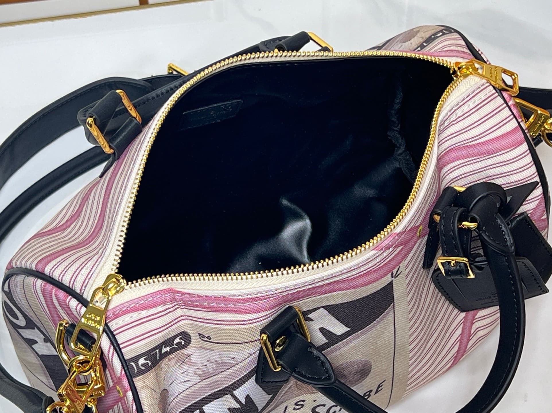 C5336 💰M18076 M15159 M25766 M13344 Fashionable model. This Speedy Soft 30 is from LV Travels With Grace Coddlington line. — image 8
