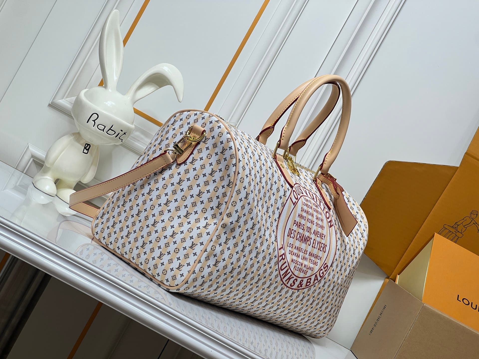 C5337 💰M28678 M41416 Printed Handbag This bag features a classic Monogram print with leather trim, offering a vintage yet modern look✨. The front bears names of global cities like “DES CHAMPS ELYSEES,” giving it a travel-inspired feel. The bag has a cylin — image 2