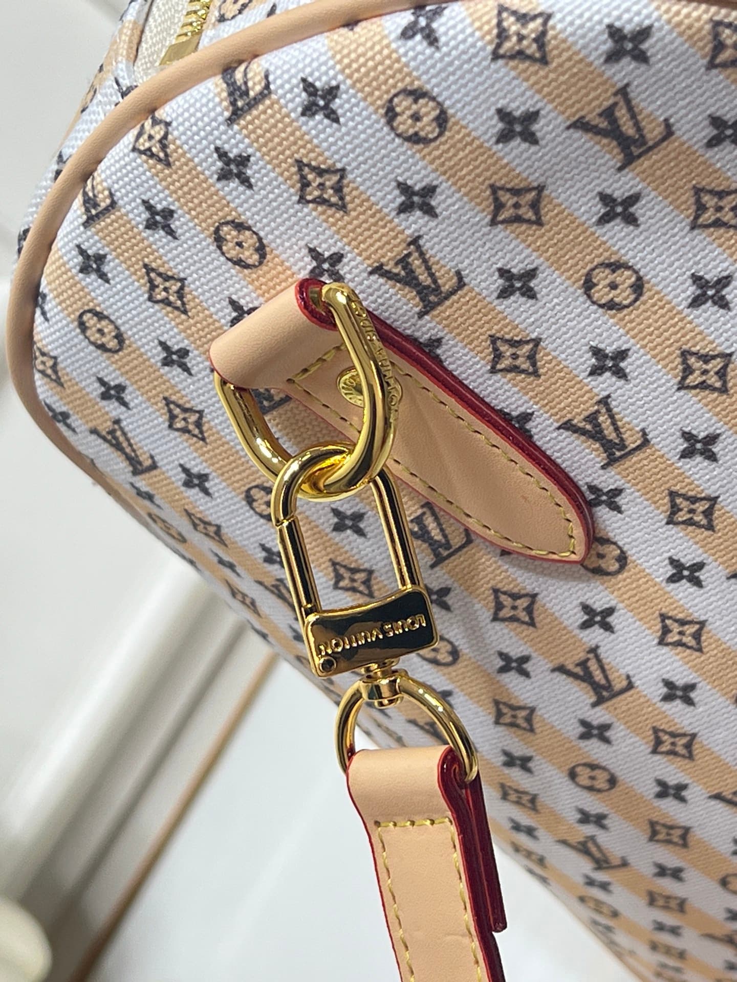 C5337 💰M28678 M41416 Printed Handbag This bag features a classic Monogram print with leather trim, offering a vintage yet modern look✨. The front bears names of global cities like “DES CHAMPS ELYSEES,” giving it a travel-inspired feel. The bag has a cylin — image 7