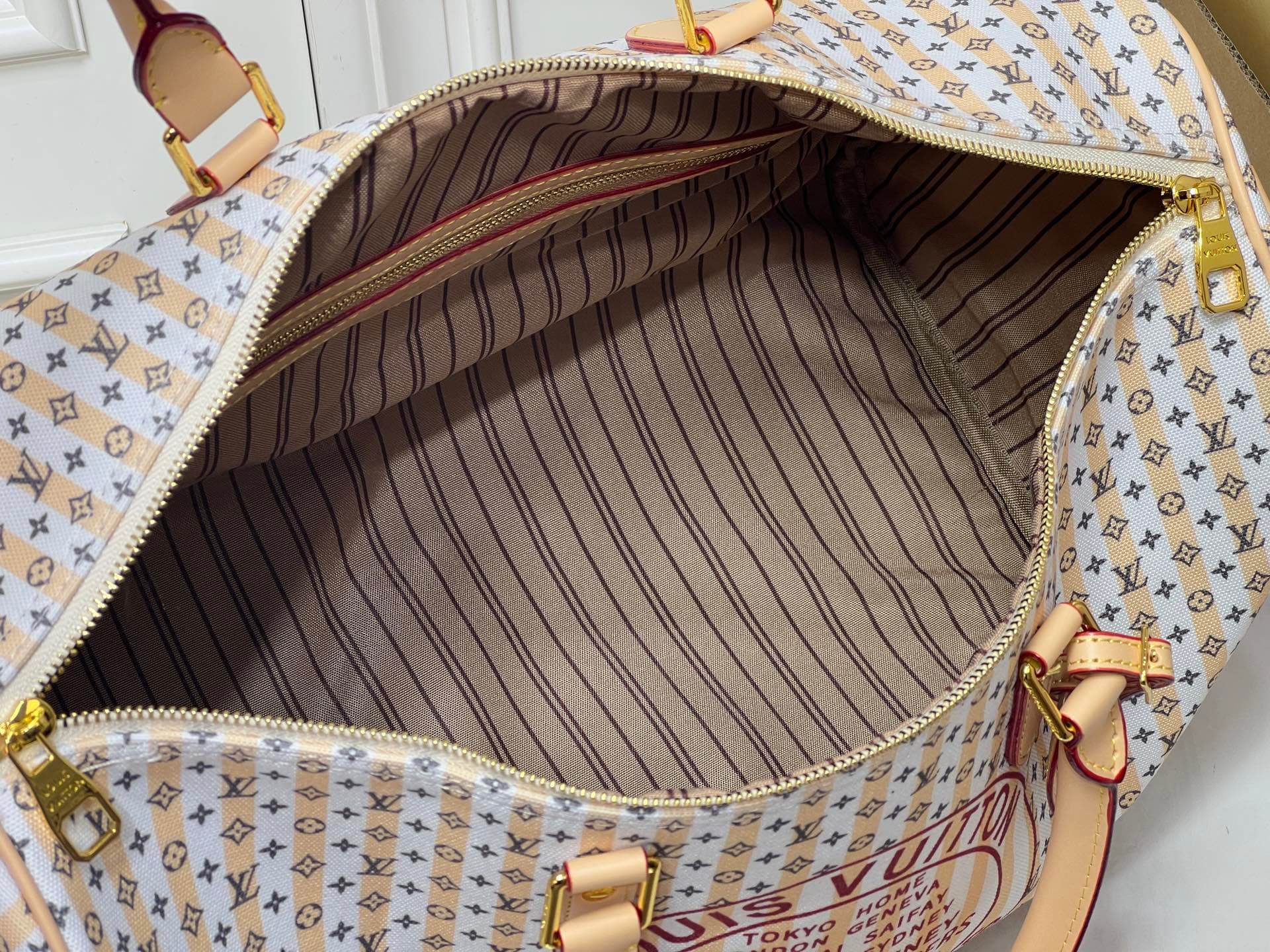 C5337 💰M28678 M41416 Printed Handbag This bag features a classic Monogram print with leather trim, offering a vintage yet modern look✨. The front bears names of global cities like “DES CHAMPS ELYSEES,” giving it a travel-inspired feel. The bag has a cylin — image 8