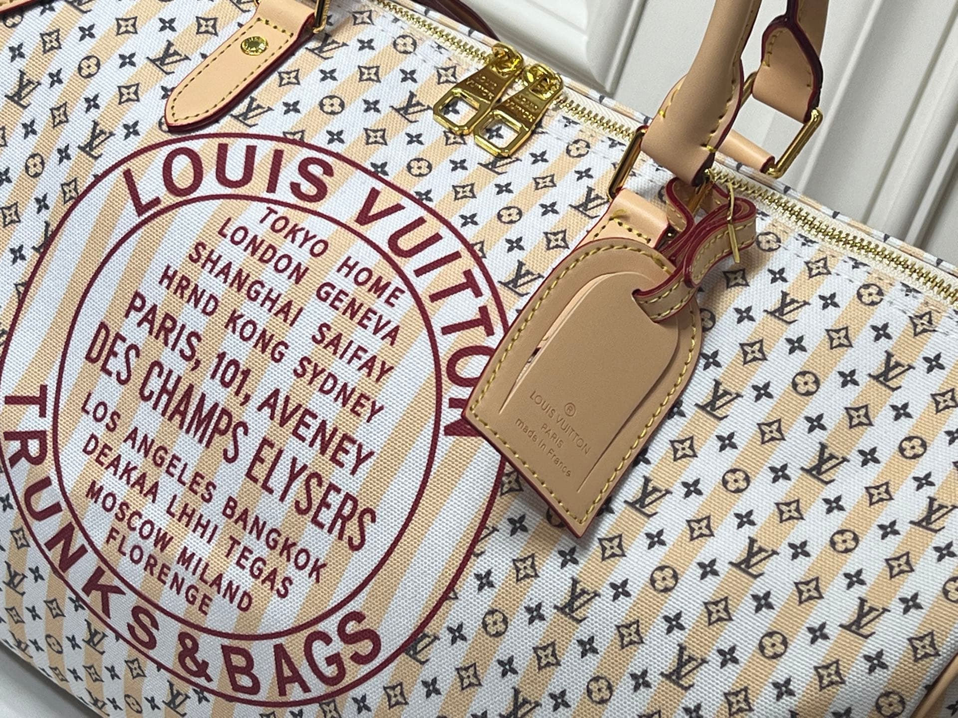 C5337 💰M28678 M41416 Printed Handbag This bag features a classic Monogram print with leather trim, offering a vintage yet modern look✨. The front bears names of global cities like “DES CHAMPS ELYSEES,” giving it a travel-inspired feel. The bag has a cylin — image 5