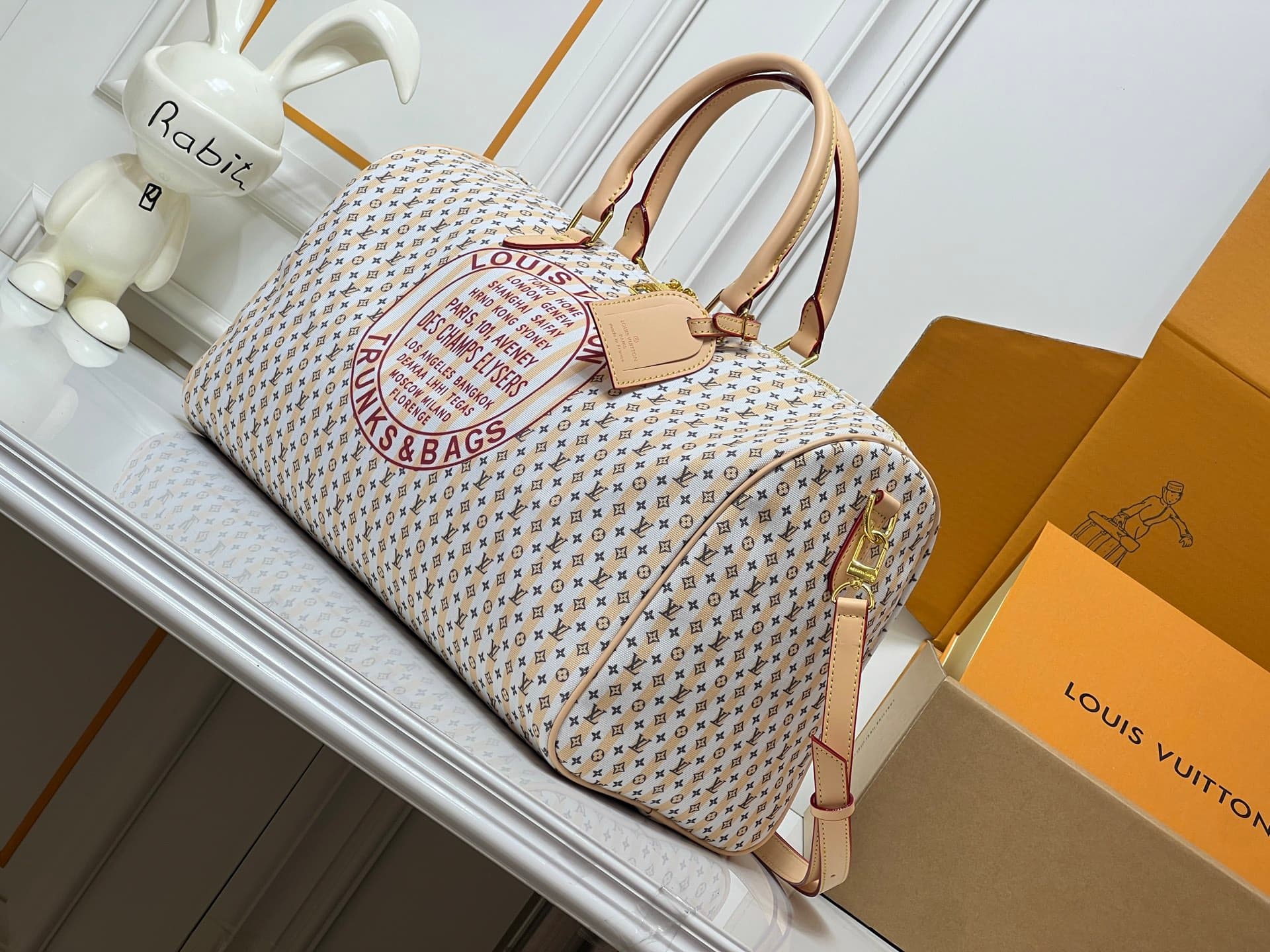 C5337 💰M28678 M41416 Printed Handbag This bag features a classic Monogram print with leather trim, offering a vintage yet modern look✨. The front bears names of global cities like “DES CHAMPS ELYSEES,” giving it a travel-inspired feel. The bag has a cylin — image 3