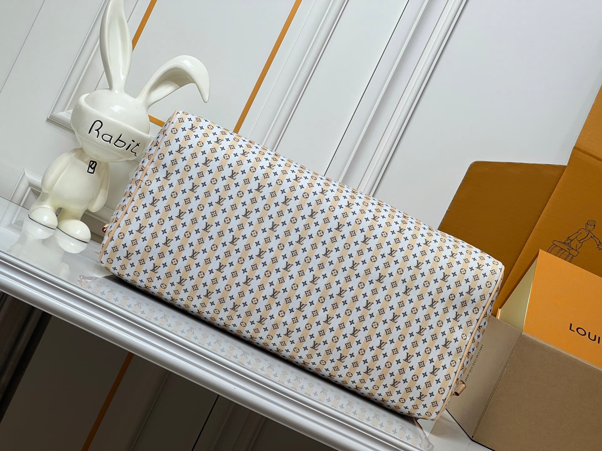 C5337 💰M28678 M41416 Printed Handbag This bag features a classic Monogram print with leather trim, offering a vintage yet modern look✨. The front bears names of global cities like “DES CHAMPS ELYSEES,” giving it a travel-inspired feel. The bag has a cylin — image 6
