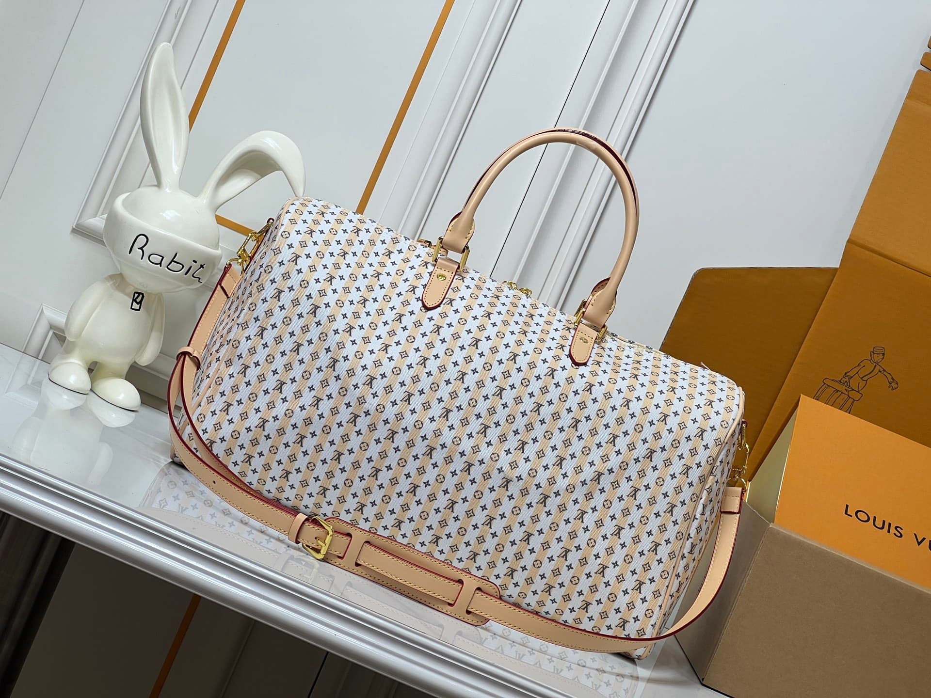 C5337 💰M28678 M41416 Printed Handbag This bag features a classic Monogram print with leather trim, offering a vintage yet modern look✨. The front bears names of global cities like “DES CHAMPS ELYSEES,” giving it a travel-inspired feel. The bag has a cylin — image 4