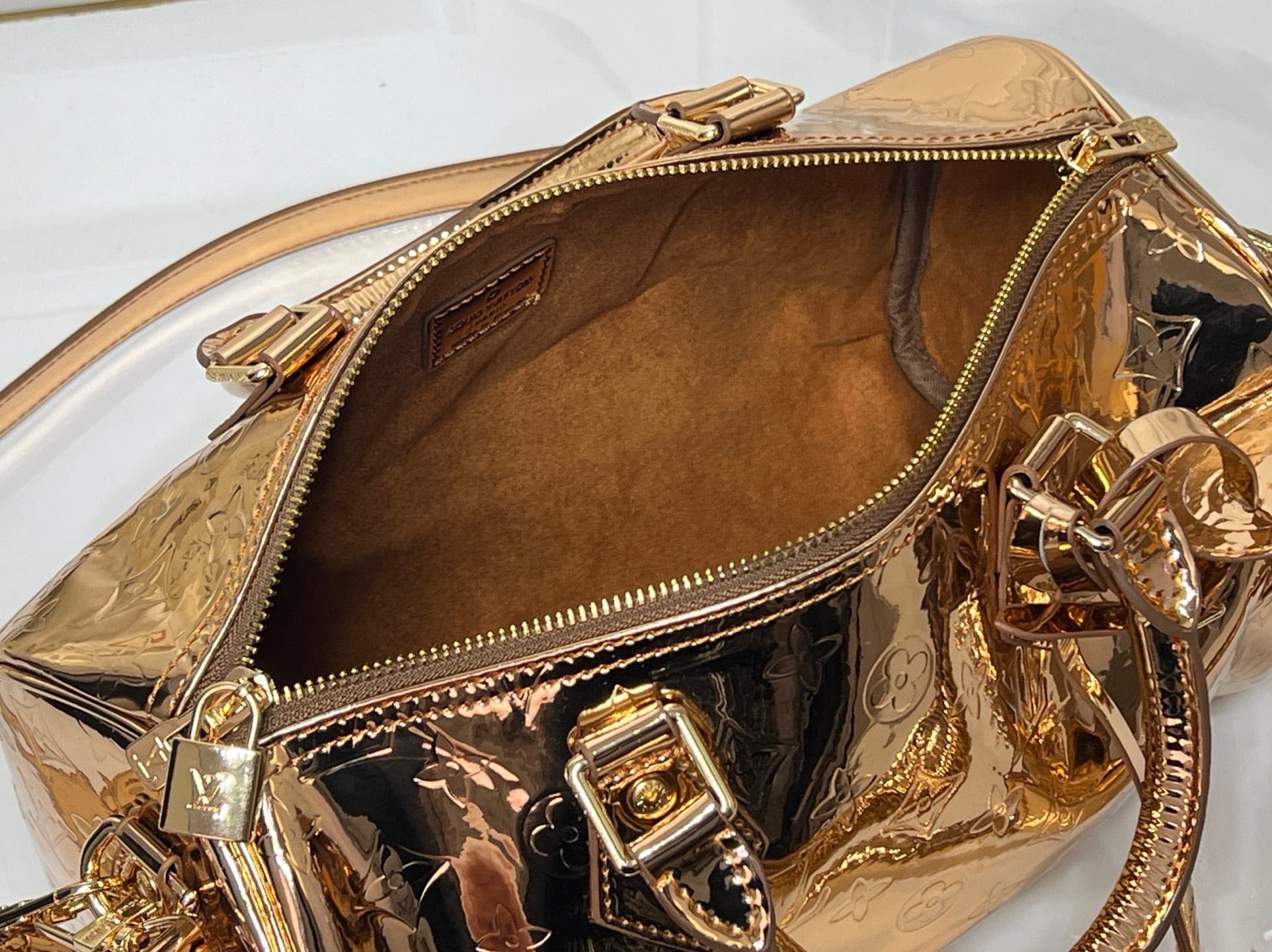 C5333 💰M40391 M13344 Gold, Rose Gold, Silver. This model of Speedy Soft 30 comes from LV Travels With Grace Coddlington. — image 8