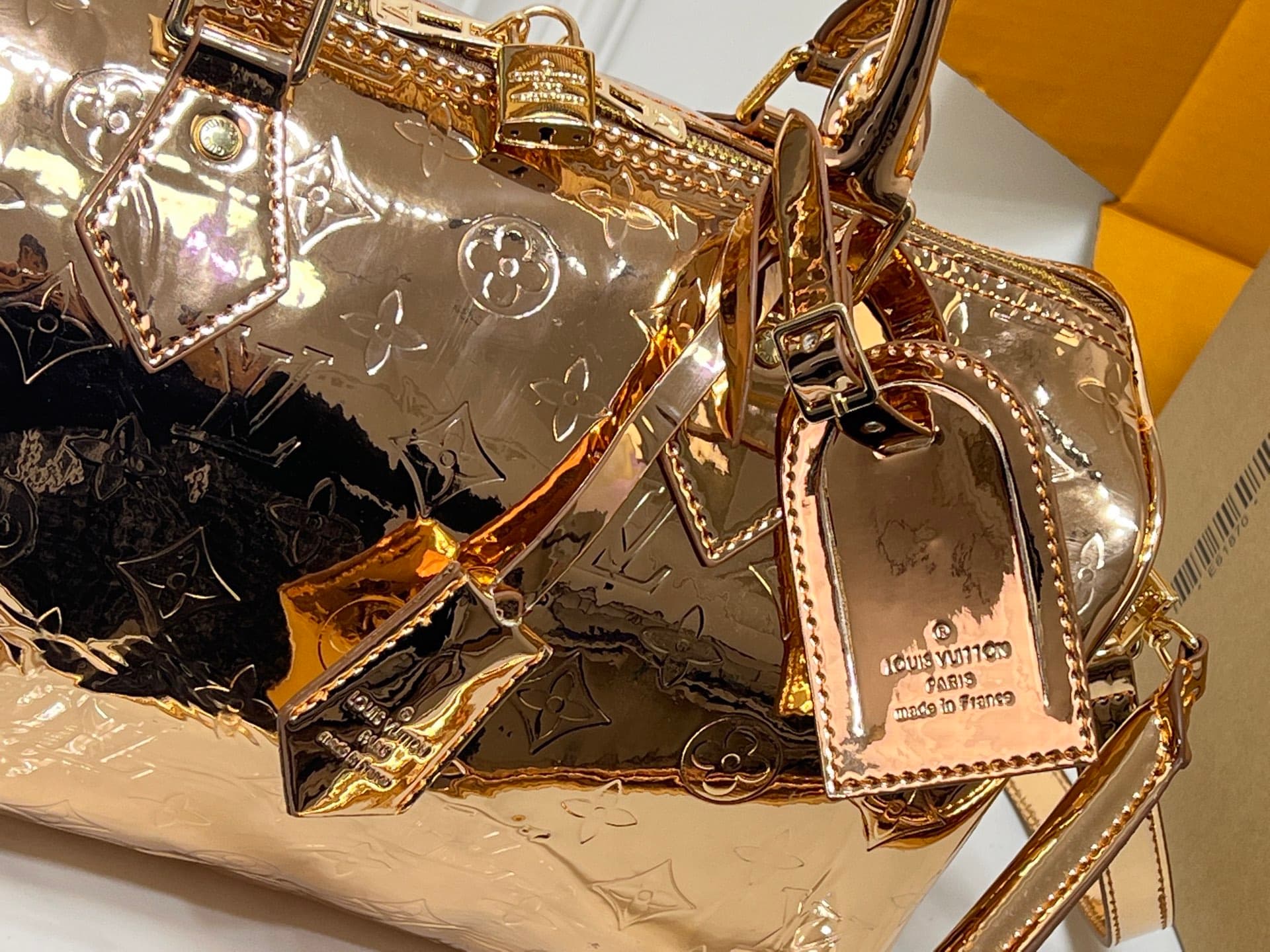 C5333 💰M40391 M13344 Gold, Rose Gold, Silver. This model of Speedy Soft 30 comes from LV Travels With Grace Coddlington. — image 5