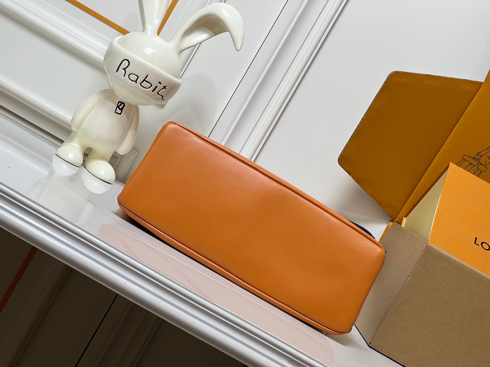 C5330 💰M28113 – Classic color; M28112 – Orange; top-grade original items; dynamic design. As part of the LV Packaging collection, this Take Out postman bag is made of cowhide leather, with a Monogram pattern on the body, and a prominent LOUIS VUITTON embr — image 6