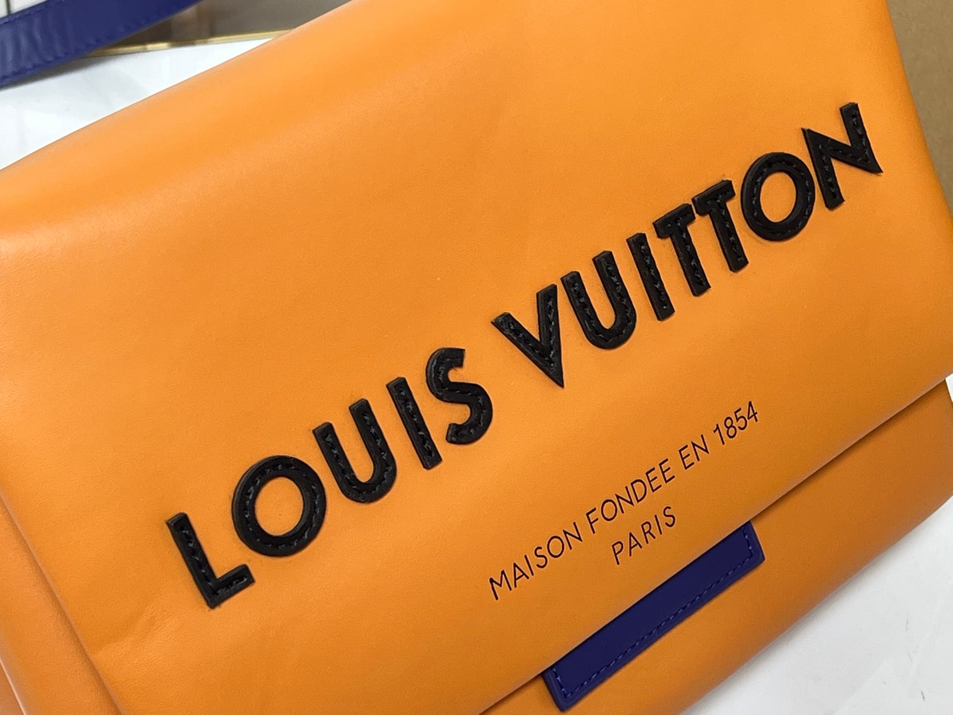 C5330 💰M28113 – Classic color; M28112 – Orange; top-grade original items; dynamic design. As part of the LV Packaging collection, this Take Out postman bag is made of cowhide leather, with a Monogram pattern on the body, and a prominent LOUIS VUITTON embr — image 5