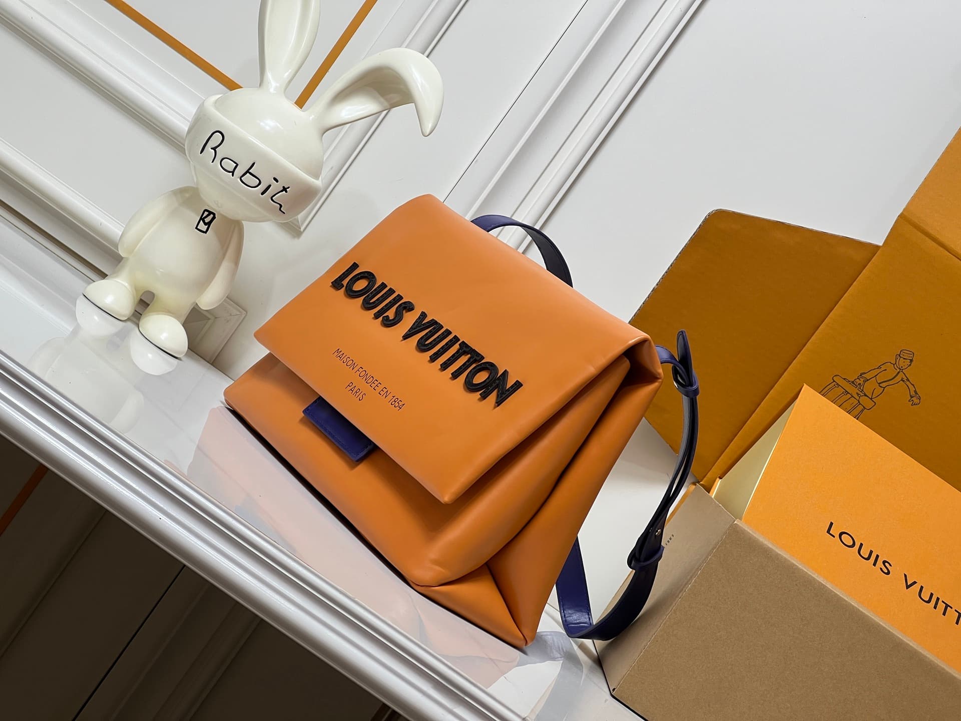 C5330 💰M28113 – Classic color; M28112 – Orange; top-grade original items; dynamic design. As part of the LV Packaging collection, this Take Out postman bag is made of cowhide leather, with a Monogram pattern on the body, and a prominent LOUIS VUITTON embr — image 3