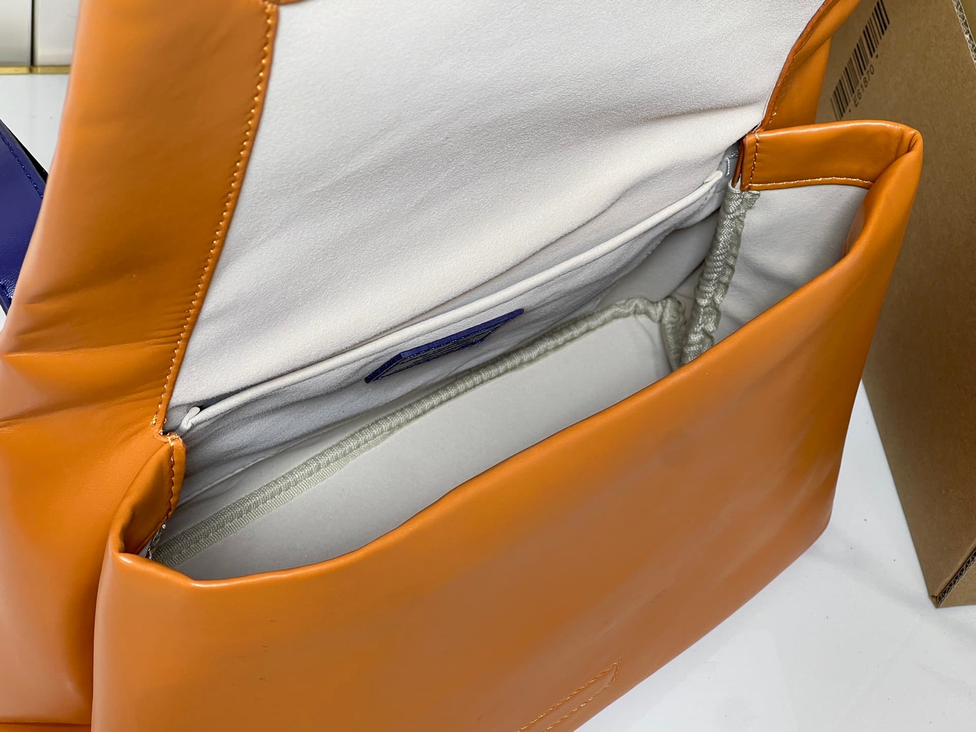 C5330 💰M28113 – Classic color; M28112 – Orange; top-grade original items; dynamic design. As part of the LV Packaging collection, this Take Out postman bag is made of cowhide leather, with a Monogram pattern on the body, and a prominent LOUIS VUITTON embr — image 8