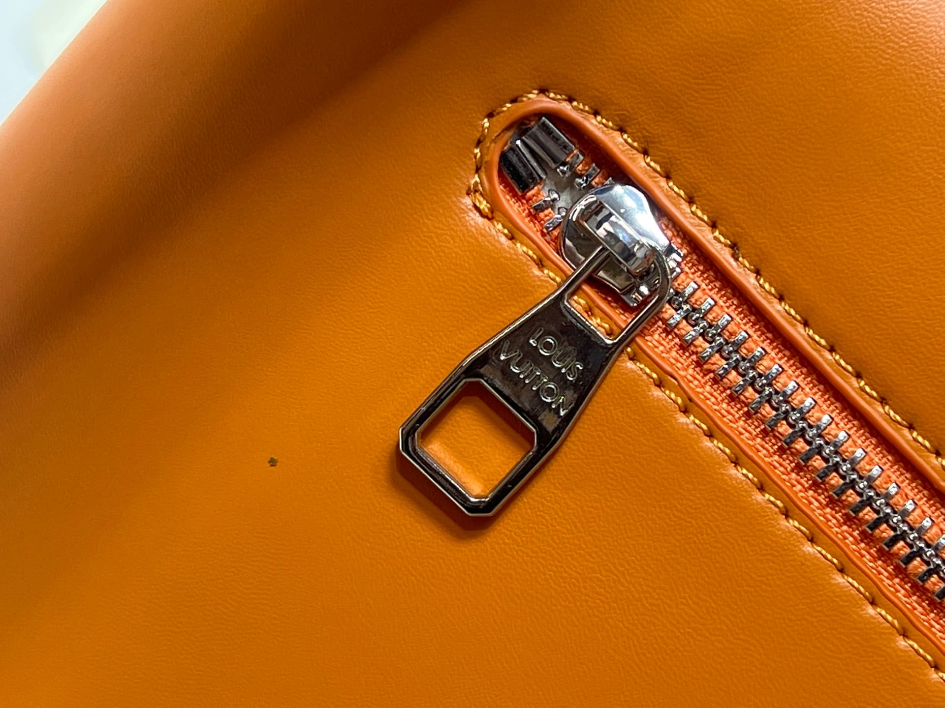 C5330 💰M28113 – Classic color; M28112 – Orange; top-grade original items; dynamic design. As part of the LV Packaging collection, this Take Out postman bag is made of cowhide leather, with a Monogram pattern on the body, and a prominent LOUIS VUITTON embr — image 7