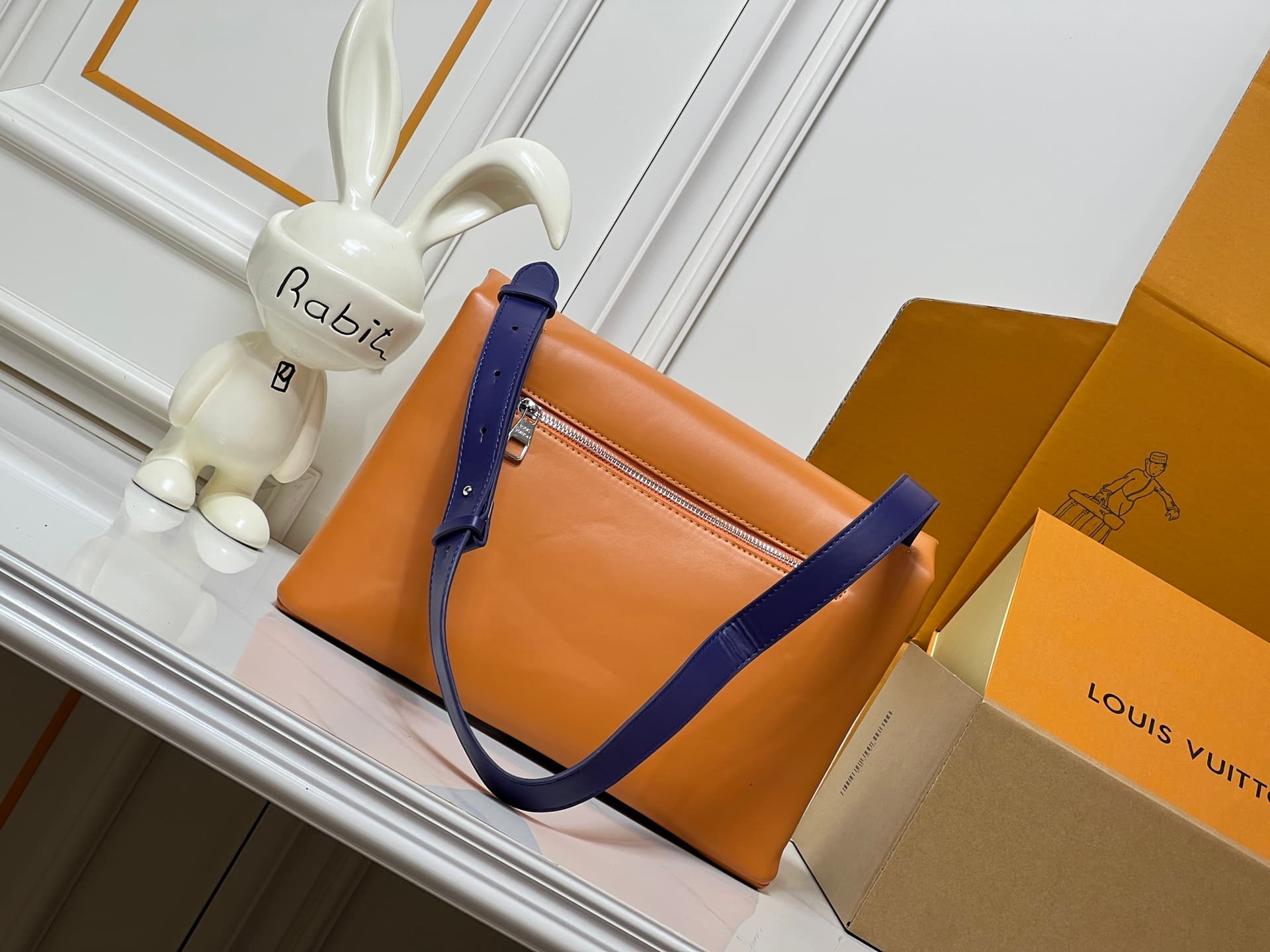 C5330 💰M28113 – Classic color; M28112 – Orange; top-grade original items; dynamic design. As part of the LV Packaging collection, this Take Out postman bag is made of cowhide leather, with a Monogram pattern on the body, and a prominent LOUIS VUITTON embr — image 4
