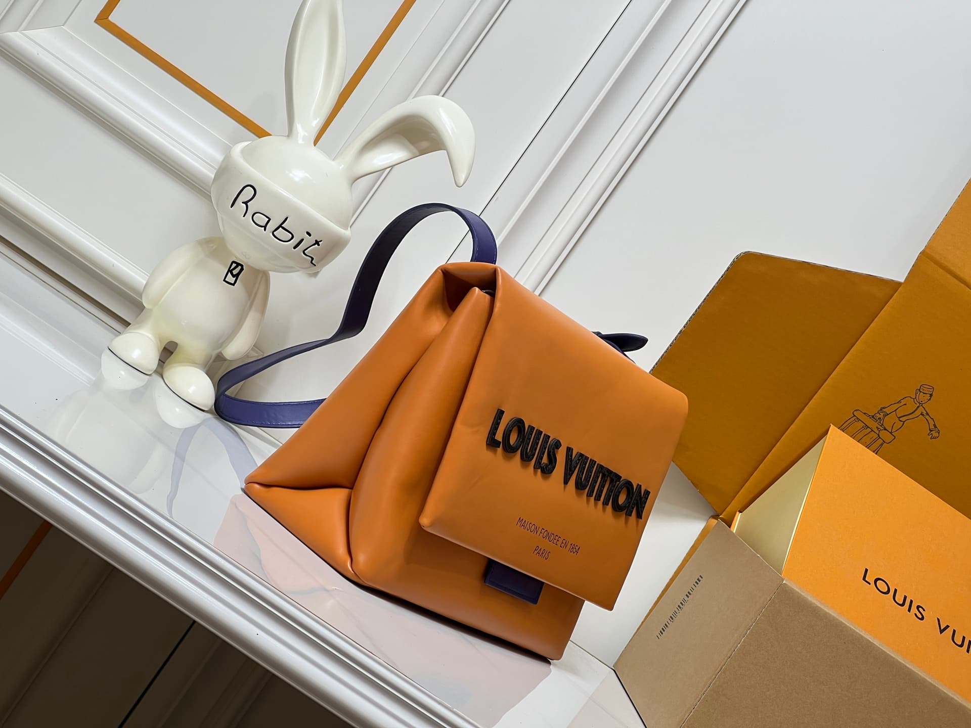 C5330 💰M28113 – Classic color; M28112 – Orange; top-grade original items; dynamic design. As part of the LV Packaging collection, this Take Out postman bag is made of cowhide leather, with a Monogram pattern on the body, and a prominent LOUIS VUITTON embr — image 2