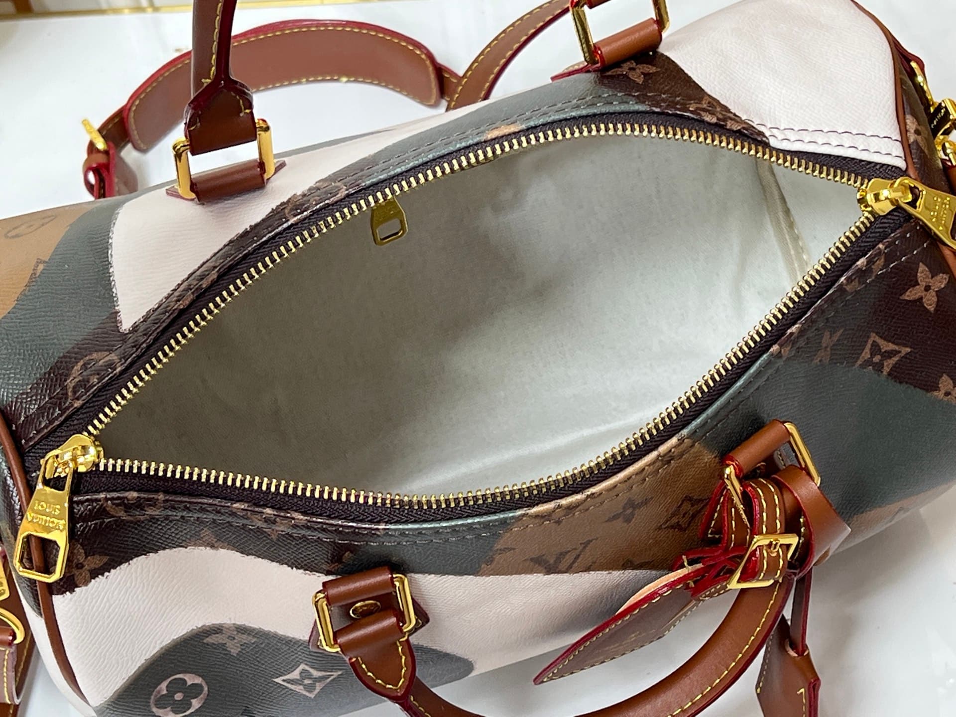C5326 💰M40391 M29308 M13344 This Speedy Soft 30 comes from LV Travels With Grace Coddlington. — image 8