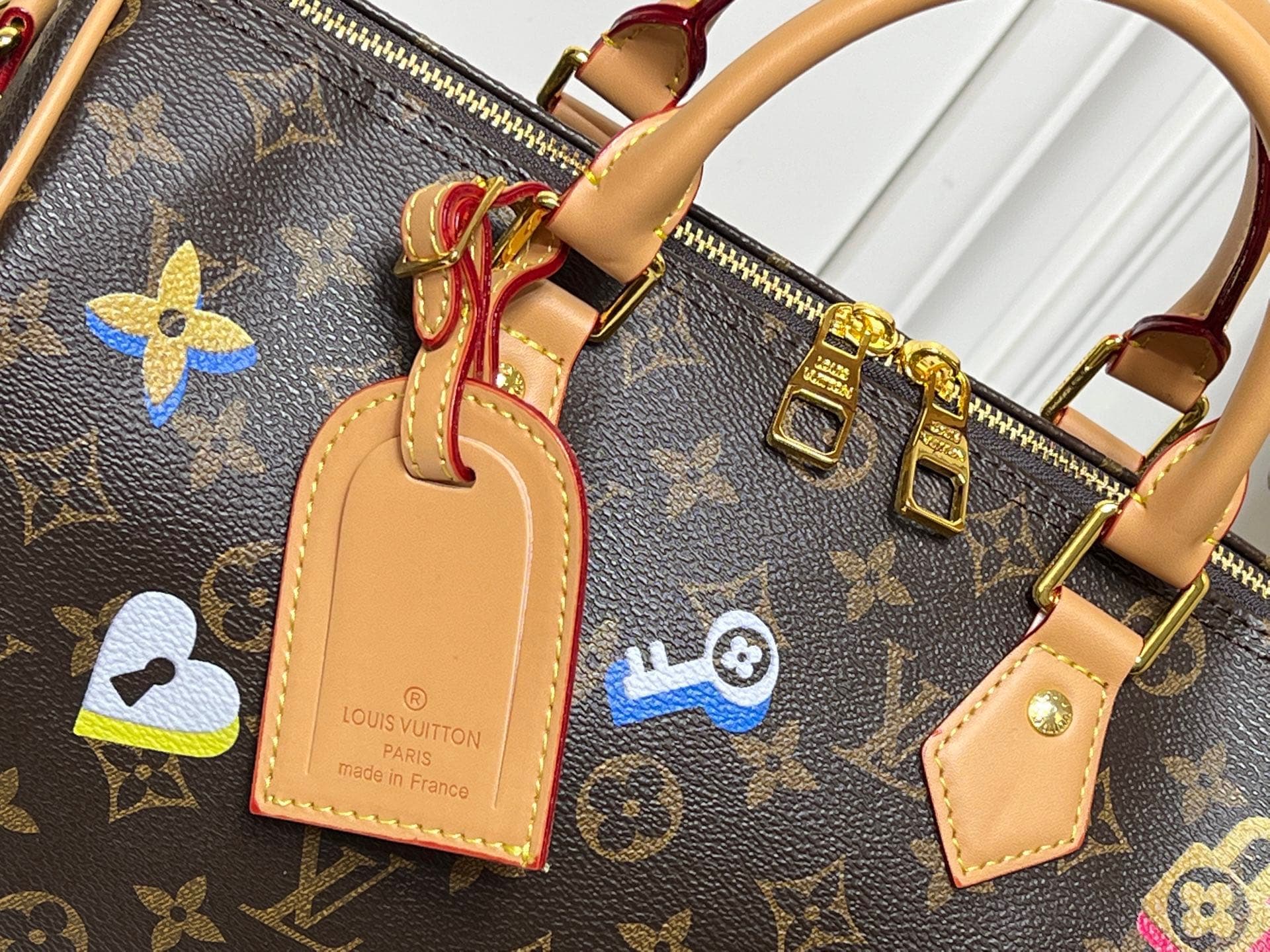 C5276 💰M18076 M15159 M25766 M13344 Fashionable model. This Speedy Soft 30 is from LV Travels With Grace Coddlington line. — image 5