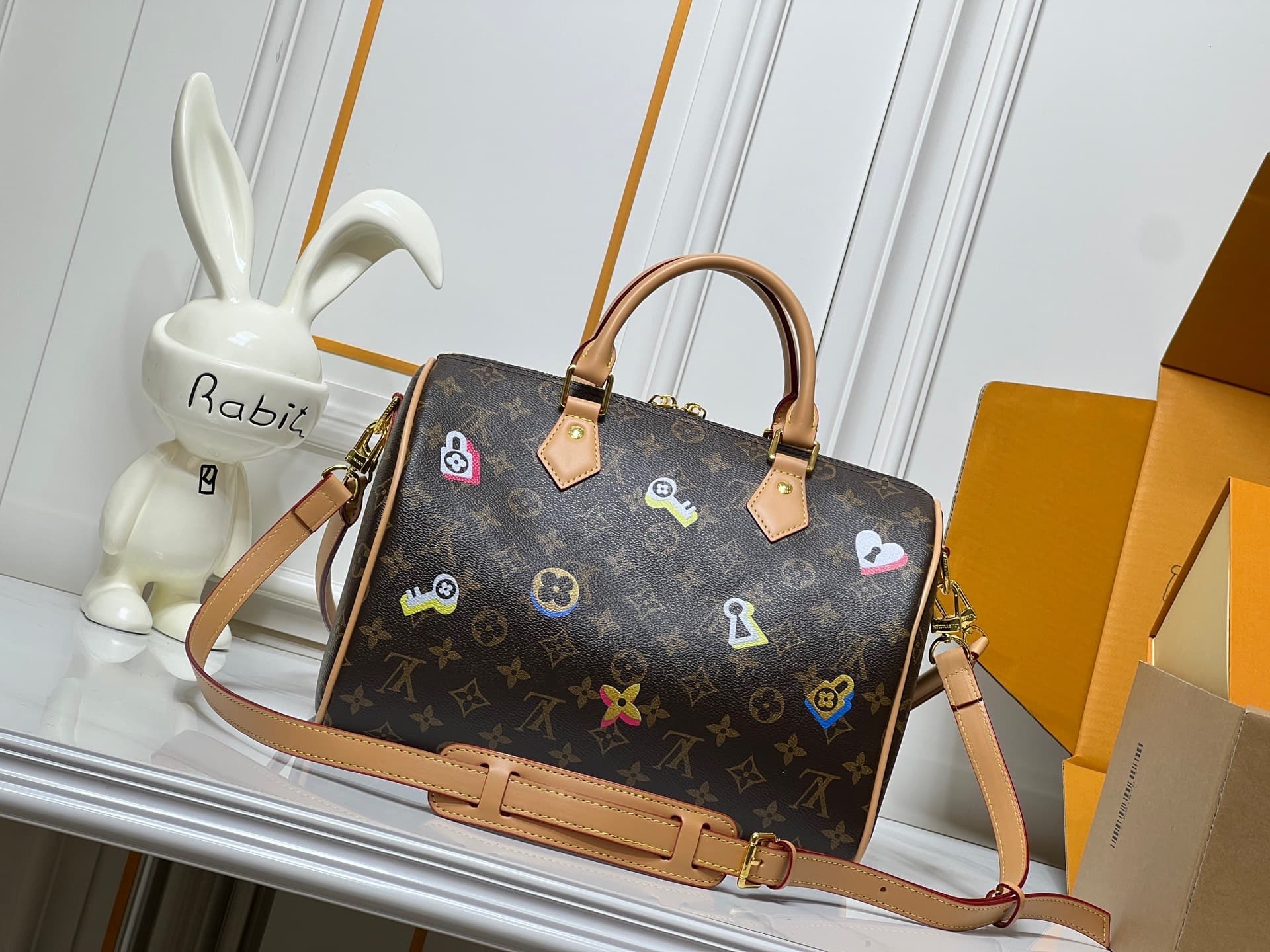 C5276 💰M18076 M15159 M25766 M13344 Fashionable model. This Speedy Soft 30 is from LV Travels With Grace Coddlington line. — image 6