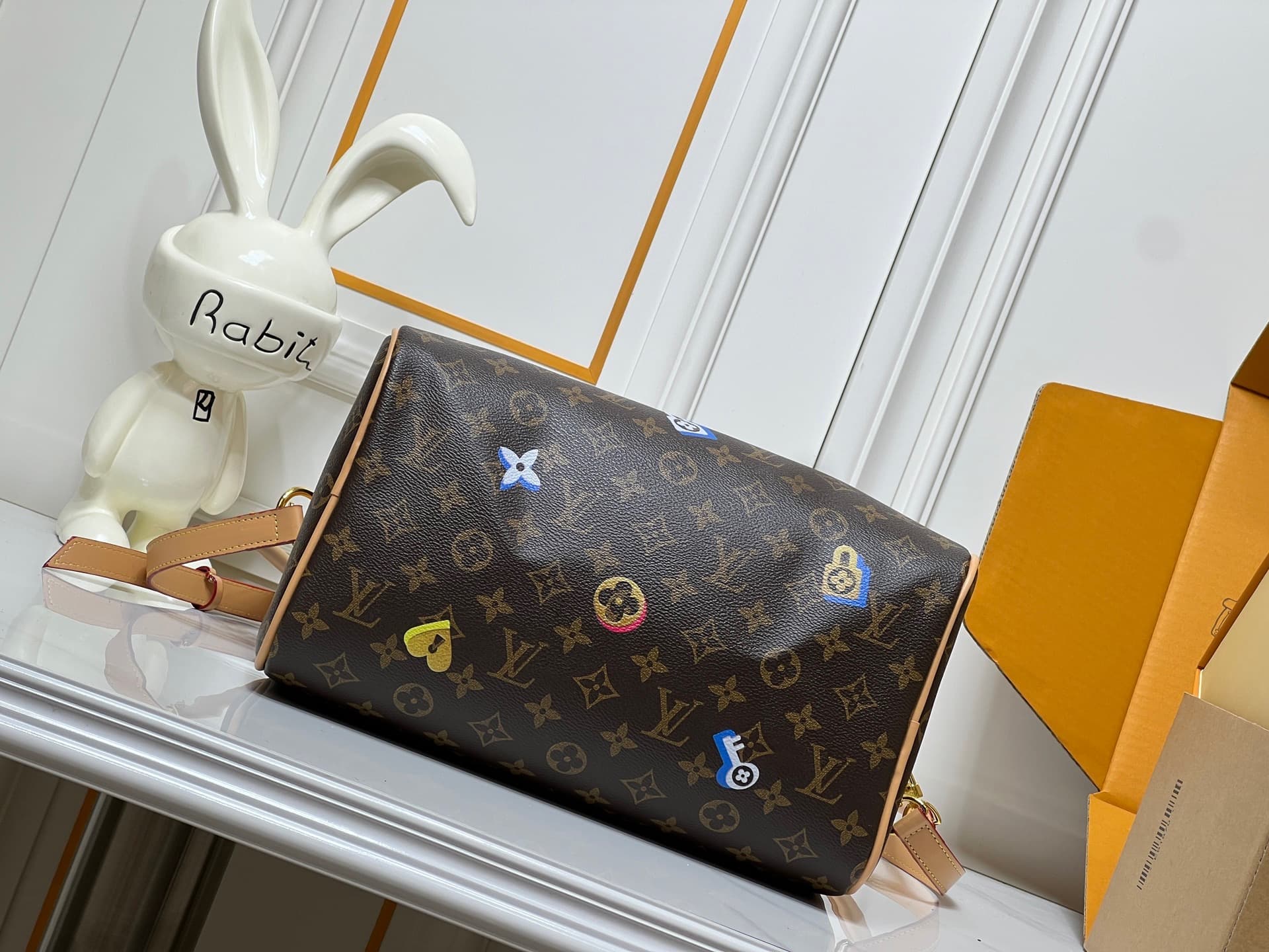 C5276 💰M18076 M15159 M25766 M13344 Fashionable model. This Speedy Soft 30 is from LV Travels With Grace Coddlington line. — image 7