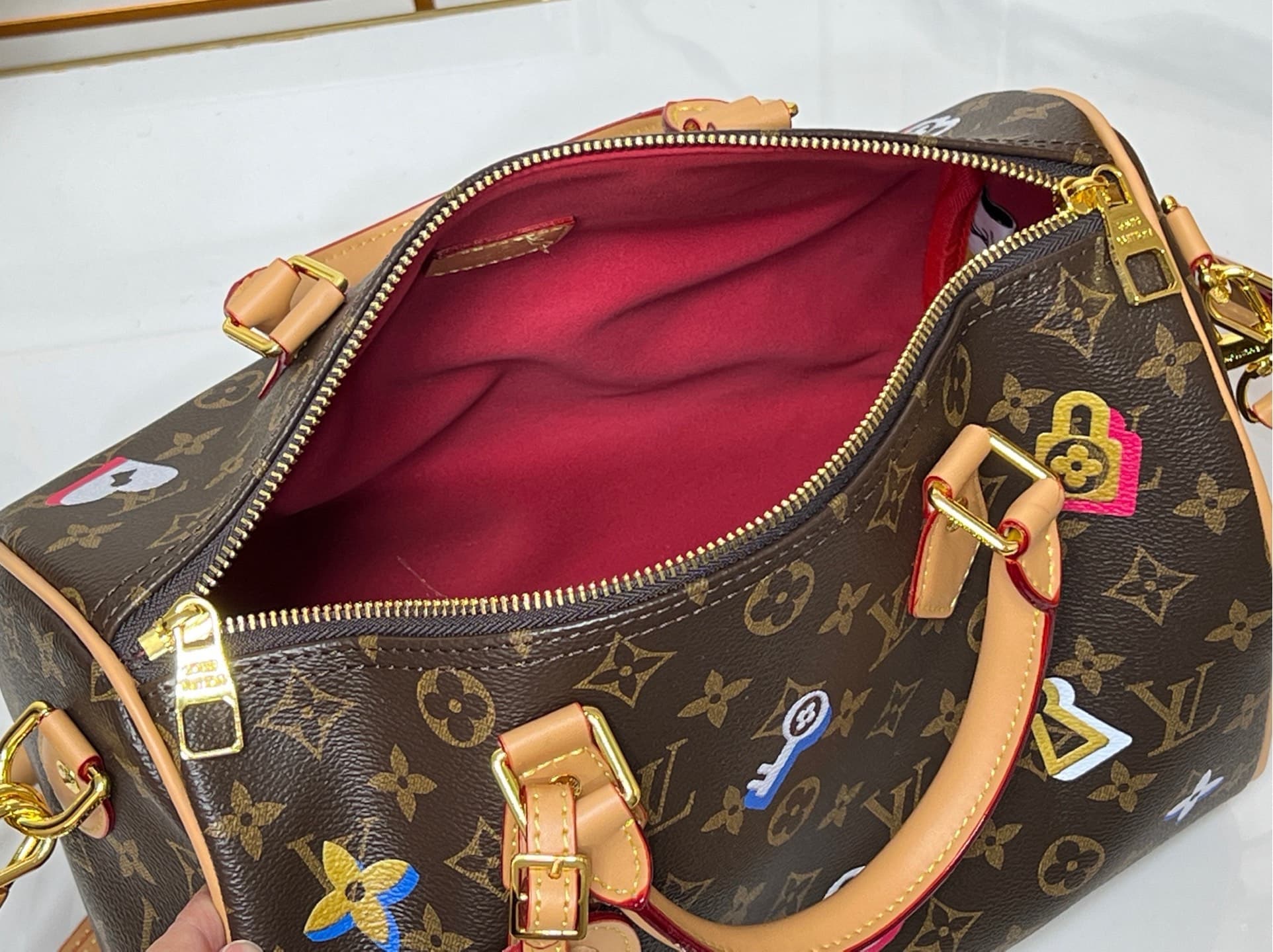 C5276 💰M18076 M15159 M25766 M13344 Fashionable model. This Speedy Soft 30 is from LV Travels With Grace Coddlington line. — image 8