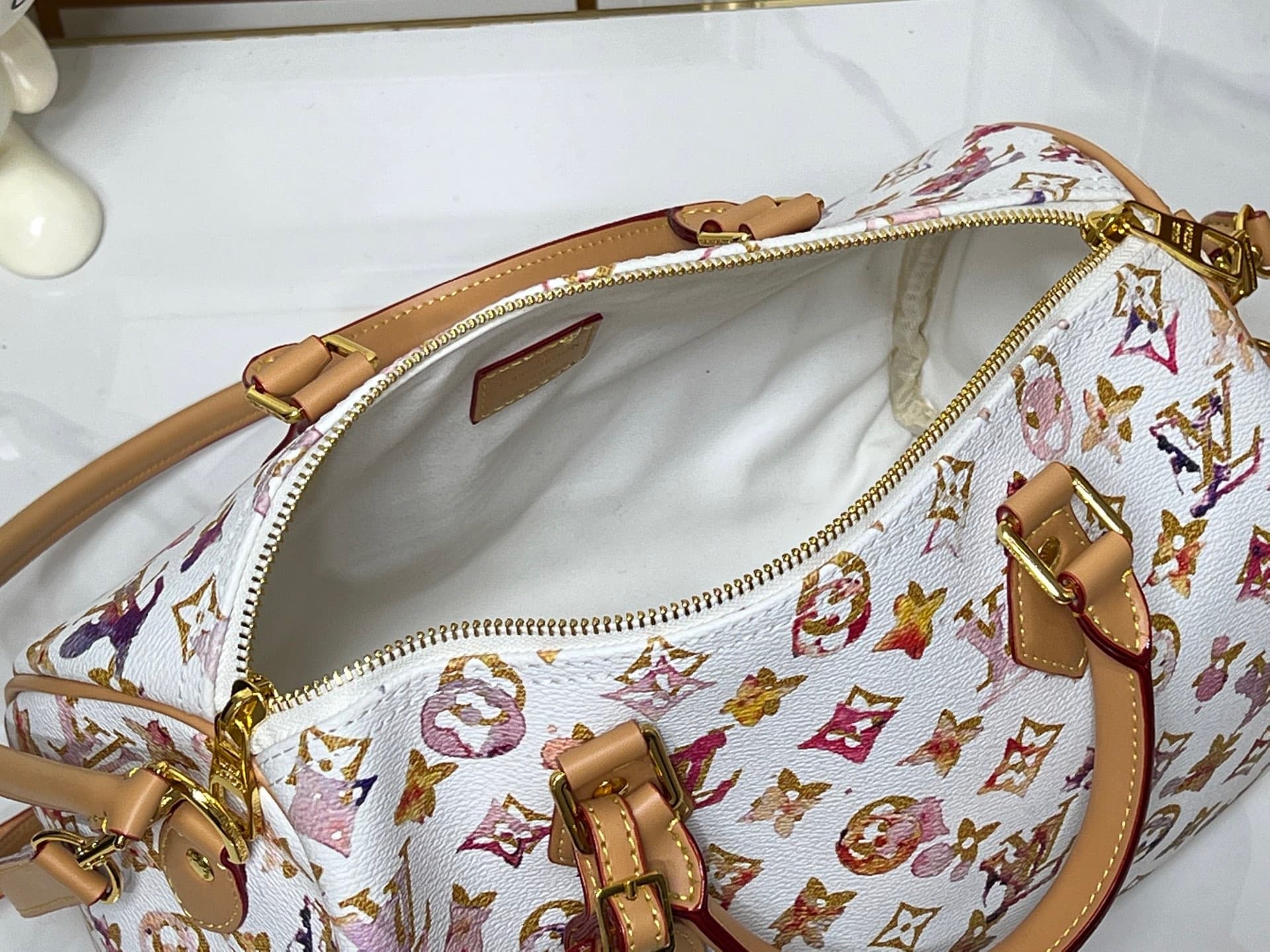 C5274 💰M18076 M15159 M25766 M13344 Fashionable model. This Speedy Soft 30 is from LV Travels With Grace Coddlington line. — image 8