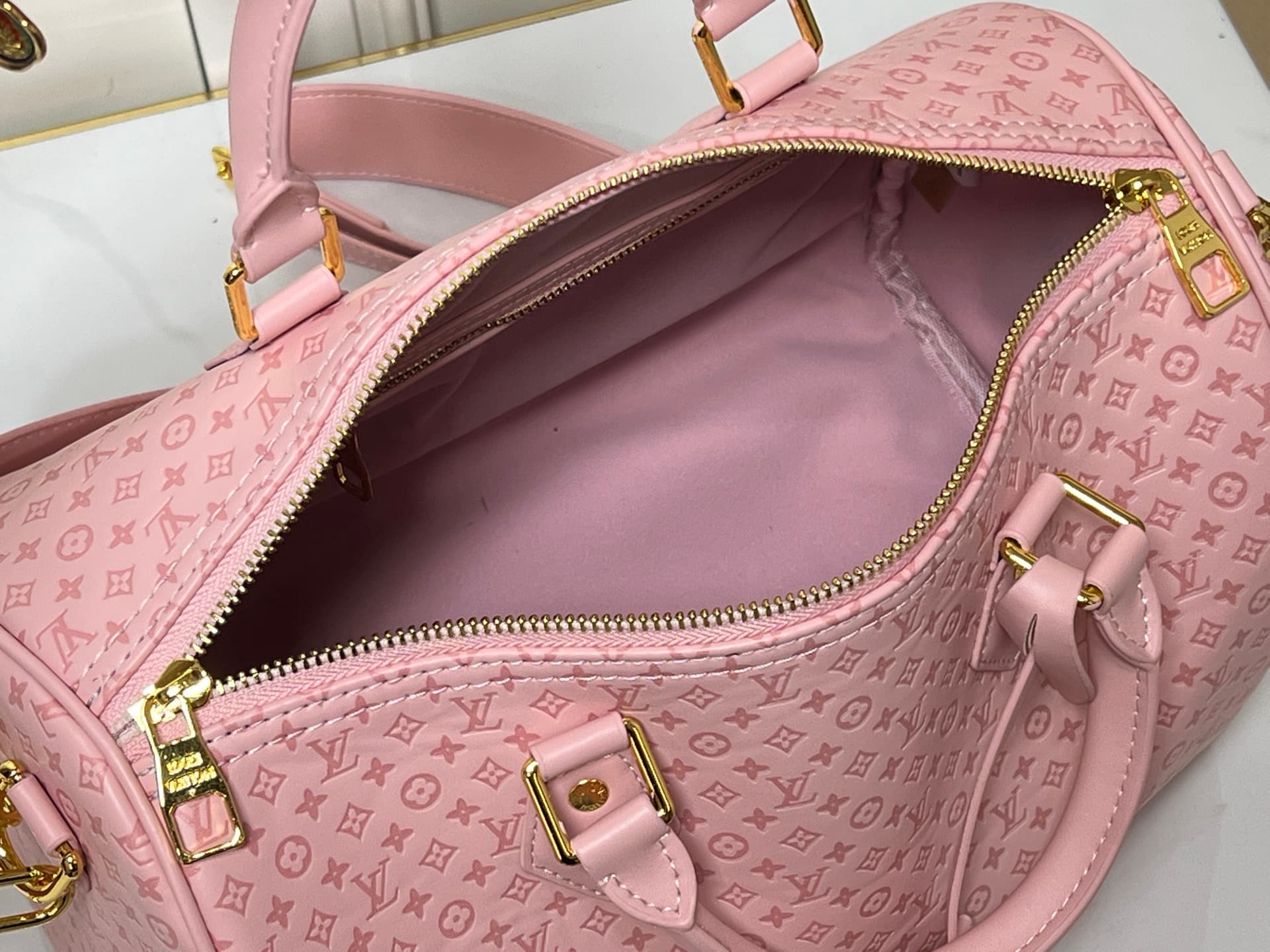 C5160 💰M29535 M13344 Speedy30 Handbags are part of the brand’s classic collection. Made from high-quality cowhide leather, they feature Monogram patterns, and the light beige color is elegant and versatile ✨. The bag has a Boston shape, with a suitable si — image 8
