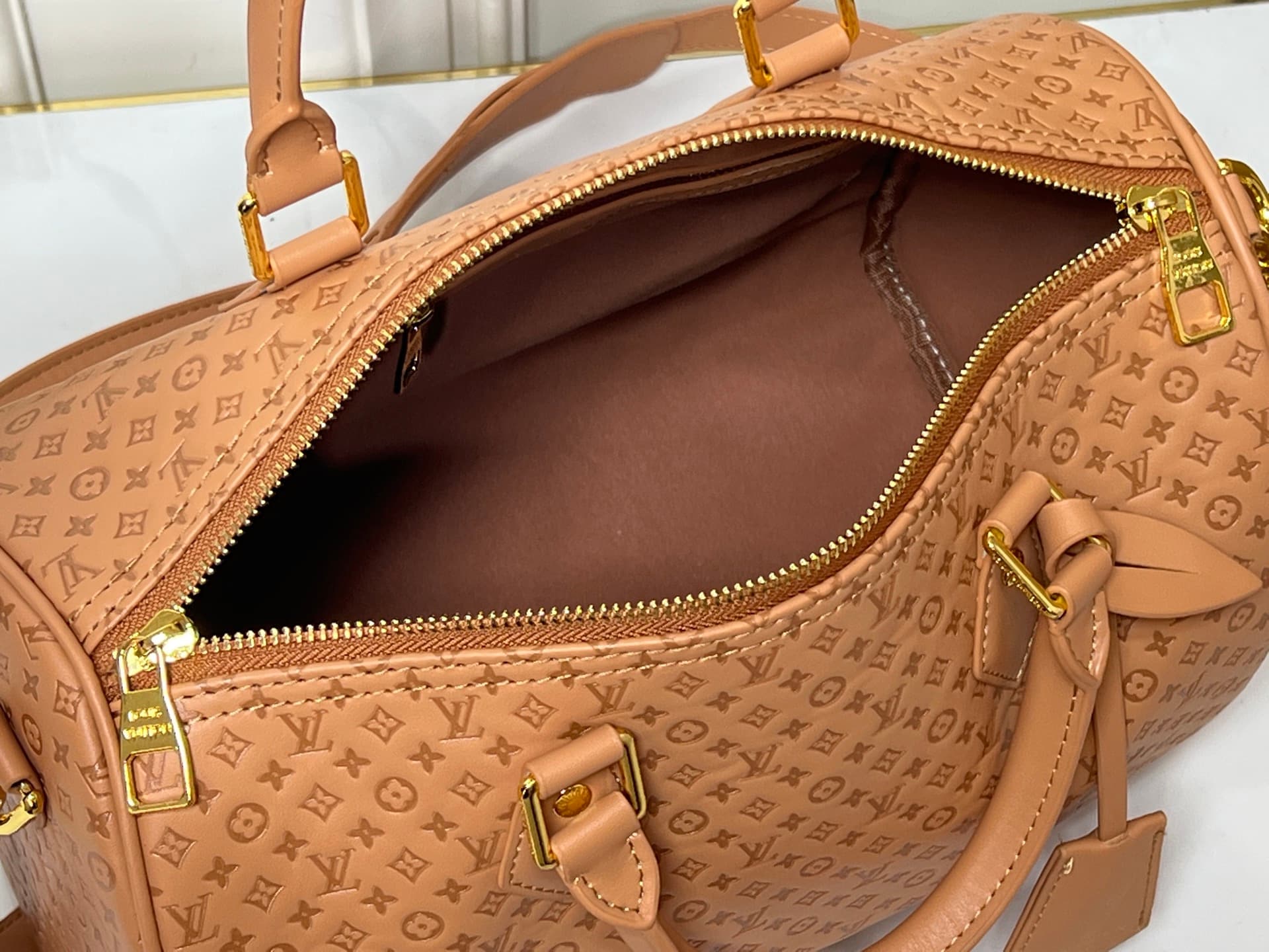 C5158 💰M29535 M13344 Speedy30 Handbags are part of the brand’s classic collection. Made from high-quality cowhide leather, they feature Monogram patterns, and the light beige color is elegant and versatile ✨. The bag has a Boston shape, with a suitable si — image 8