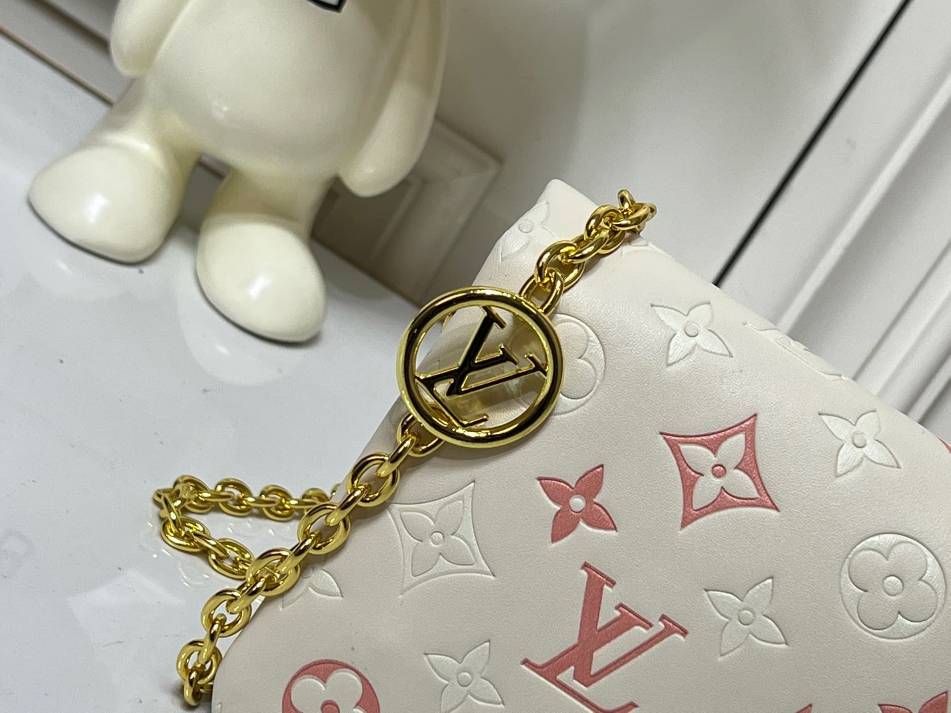 C5164 💰M81693 M80742 This Pochette Coussin handbag draws inspiration from the floral elements featured at Louis Vuitton’s autumn/winter shows, offering a glimpse into the secret gardens of LV Garden. It features a soft羊 leather surface with Monogram patte — image 6