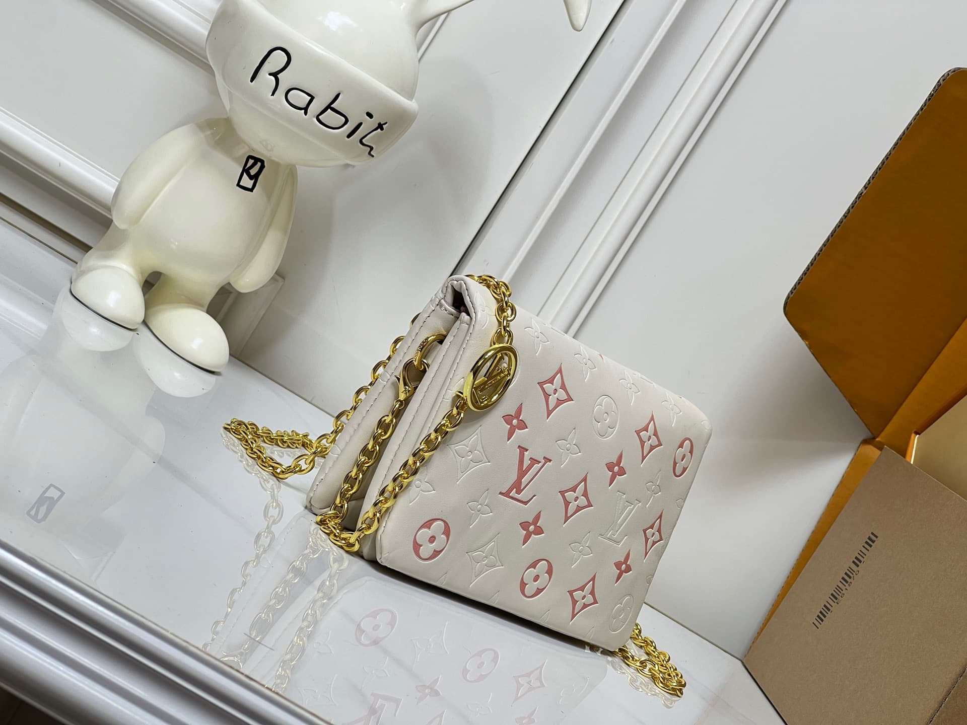 C5164 💰M81693 M80742 This Pochette Coussin handbag draws inspiration from the floral elements featured at Louis Vuitton’s autumn/winter shows, offering a glimpse into the secret gardens of LV Garden. It features a soft羊 leather surface with Monogram patte — image 2