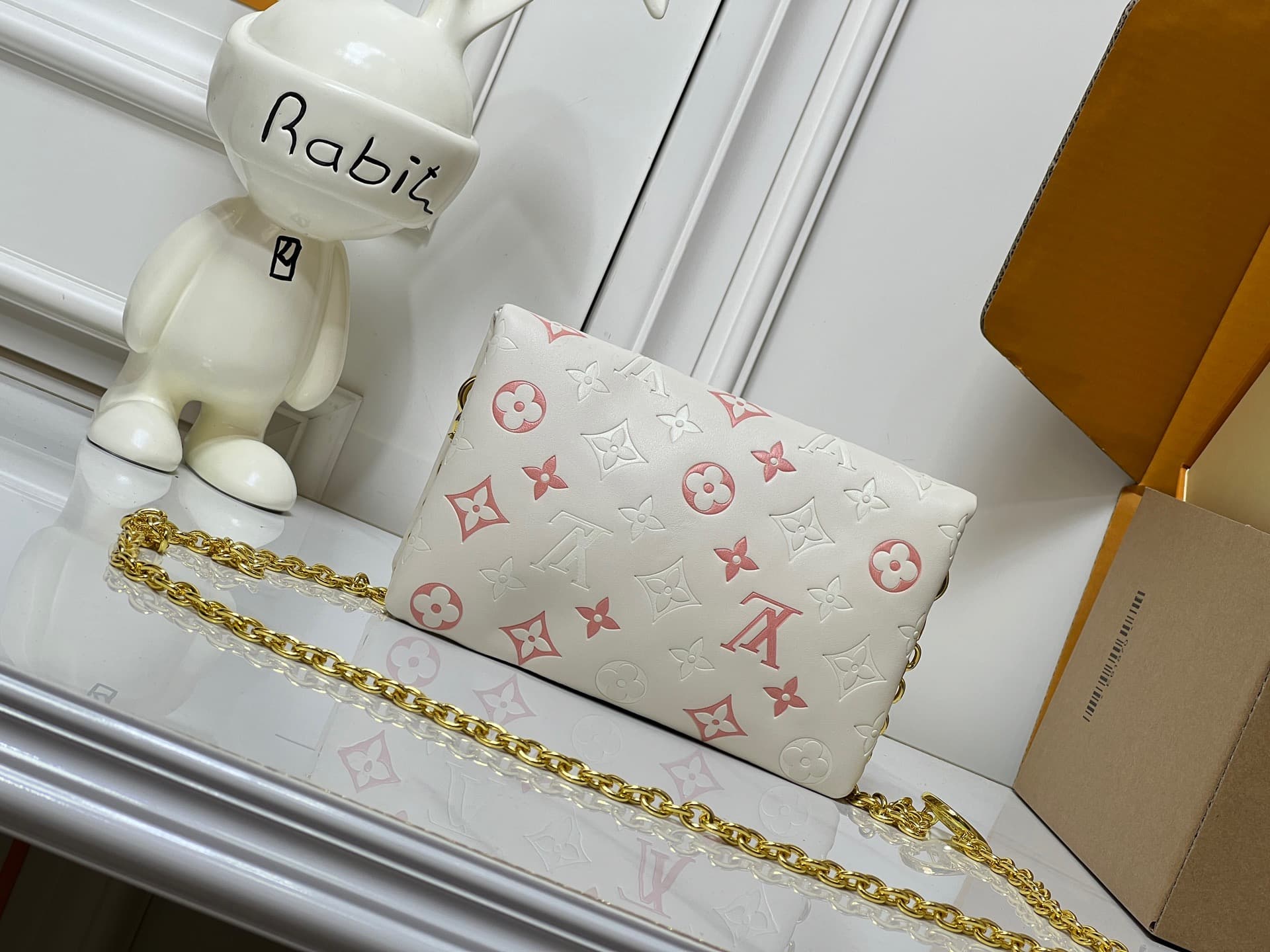 C5164 💰M81693 M80742 This Pochette Coussin handbag draws inspiration from the floral elements featured at Louis Vuitton’s autumn/winter shows, offering a glimpse into the secret gardens of LV Garden. It features a soft羊 leather surface with Monogram patte — image 4